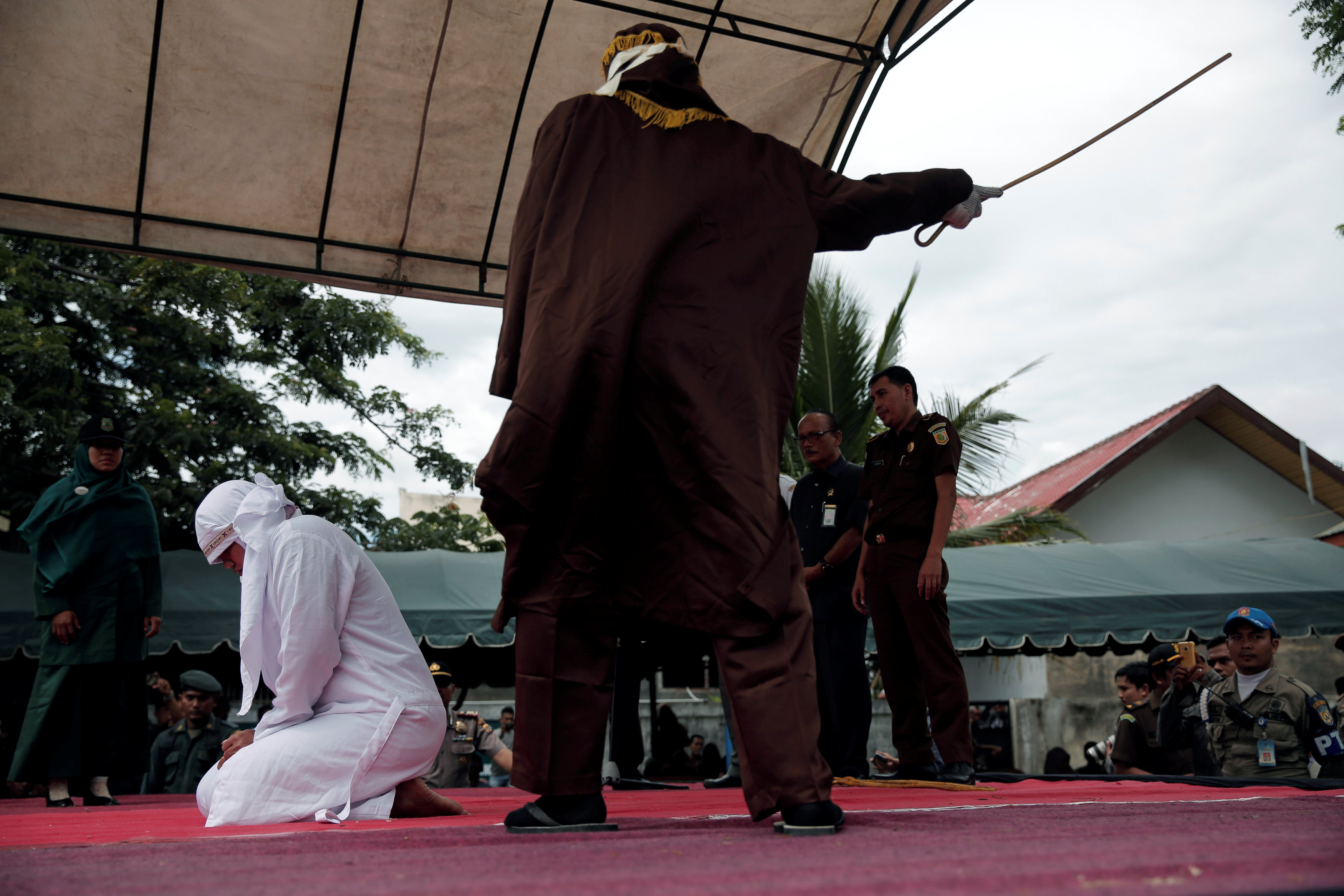 عقوبة الجلد لسيدة اندونيسية متهمة بالزنا