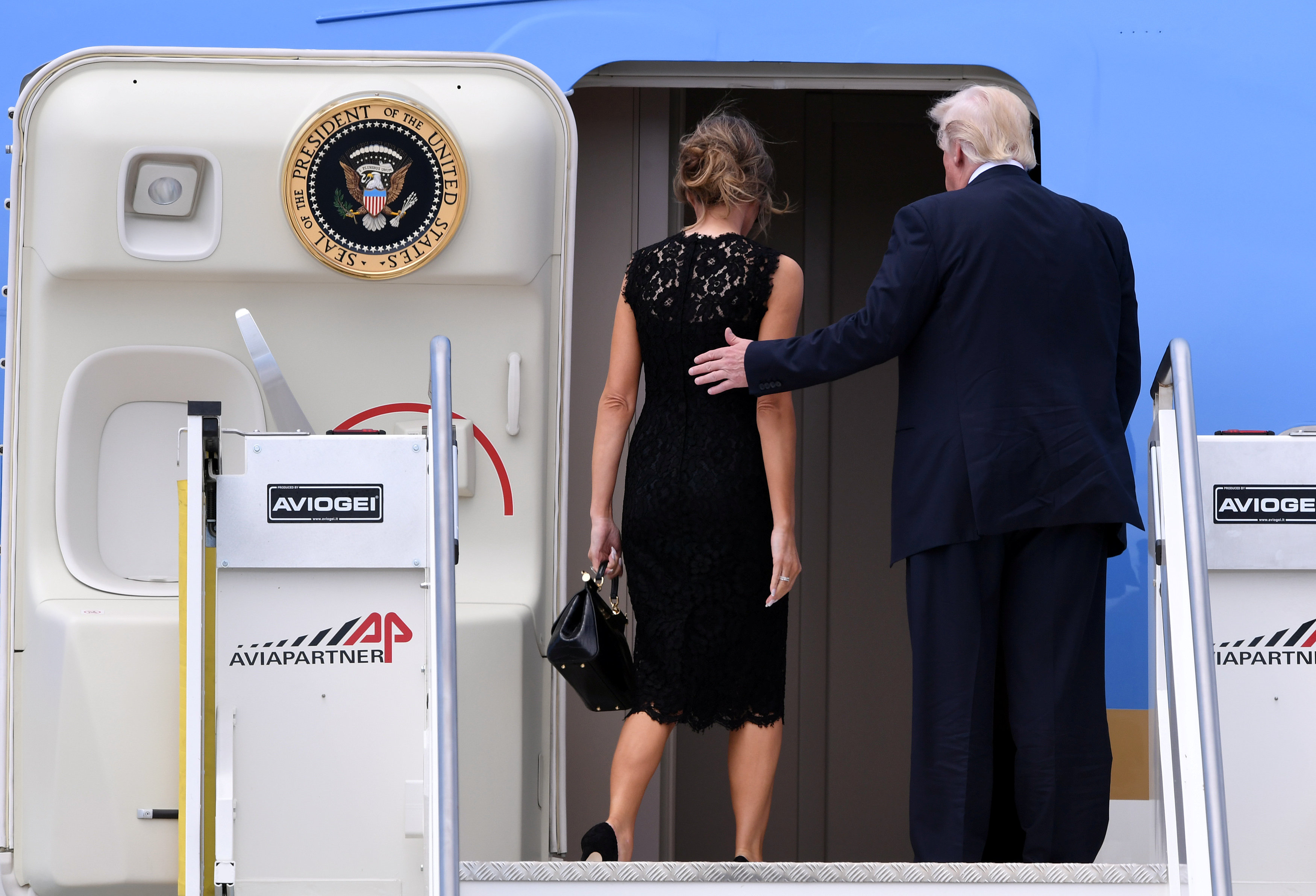 ترامب وزوجته يصعدان إلى الطائرة