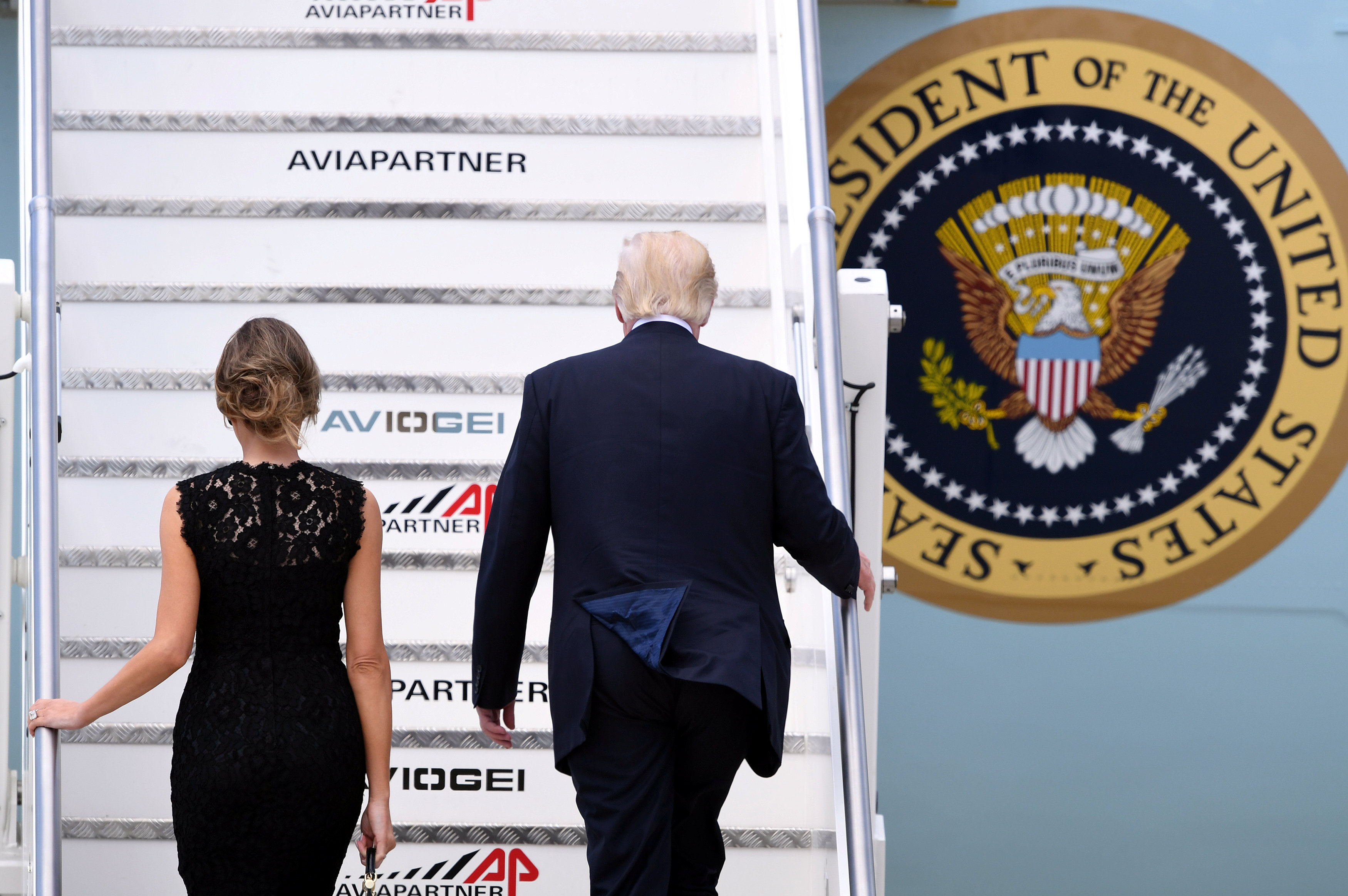 ترامب يصعد إلى الطائرة بصحبة زوجته