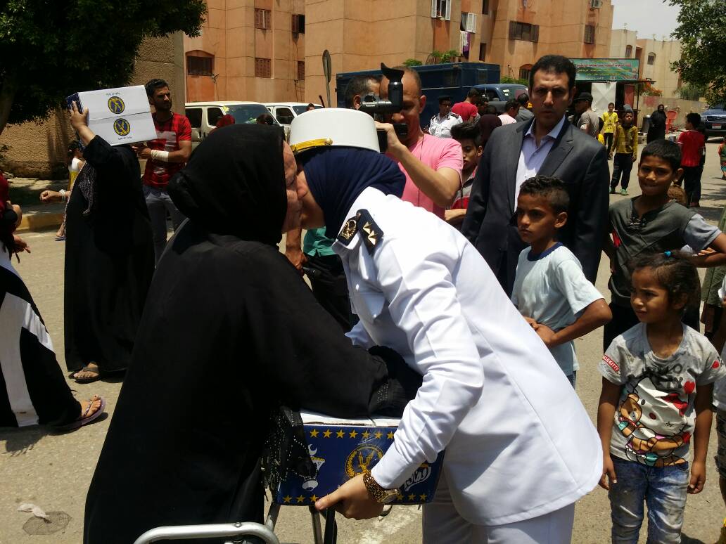 أمن القاهرة يوزع المنتجات والسلع على المواطنين بمناسبة شهر رمضان (3)