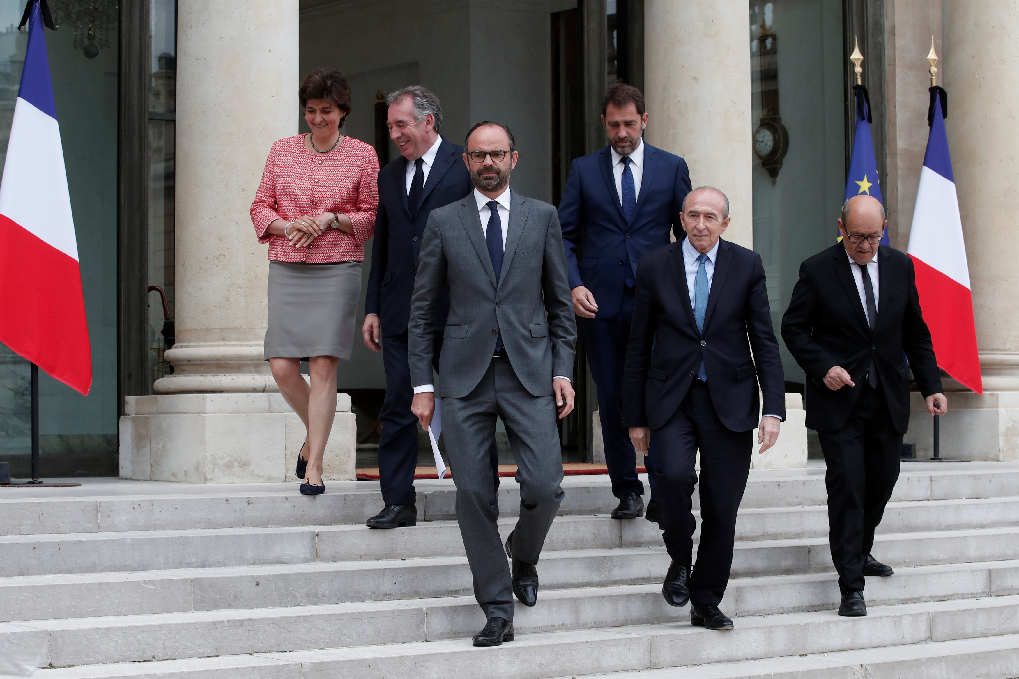 رئيس الوزراء الفرنسى وسط عدد من الوزراء
