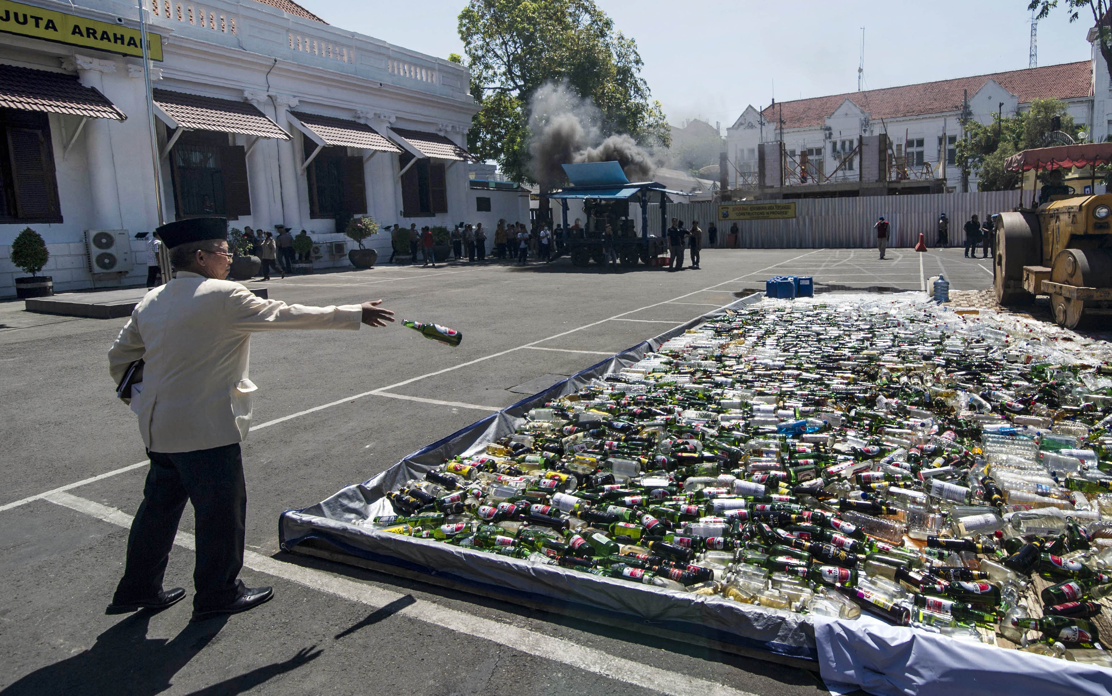 إندونيسيا تدمر آلاف زجاجات الكحول قبل شهر رمضان