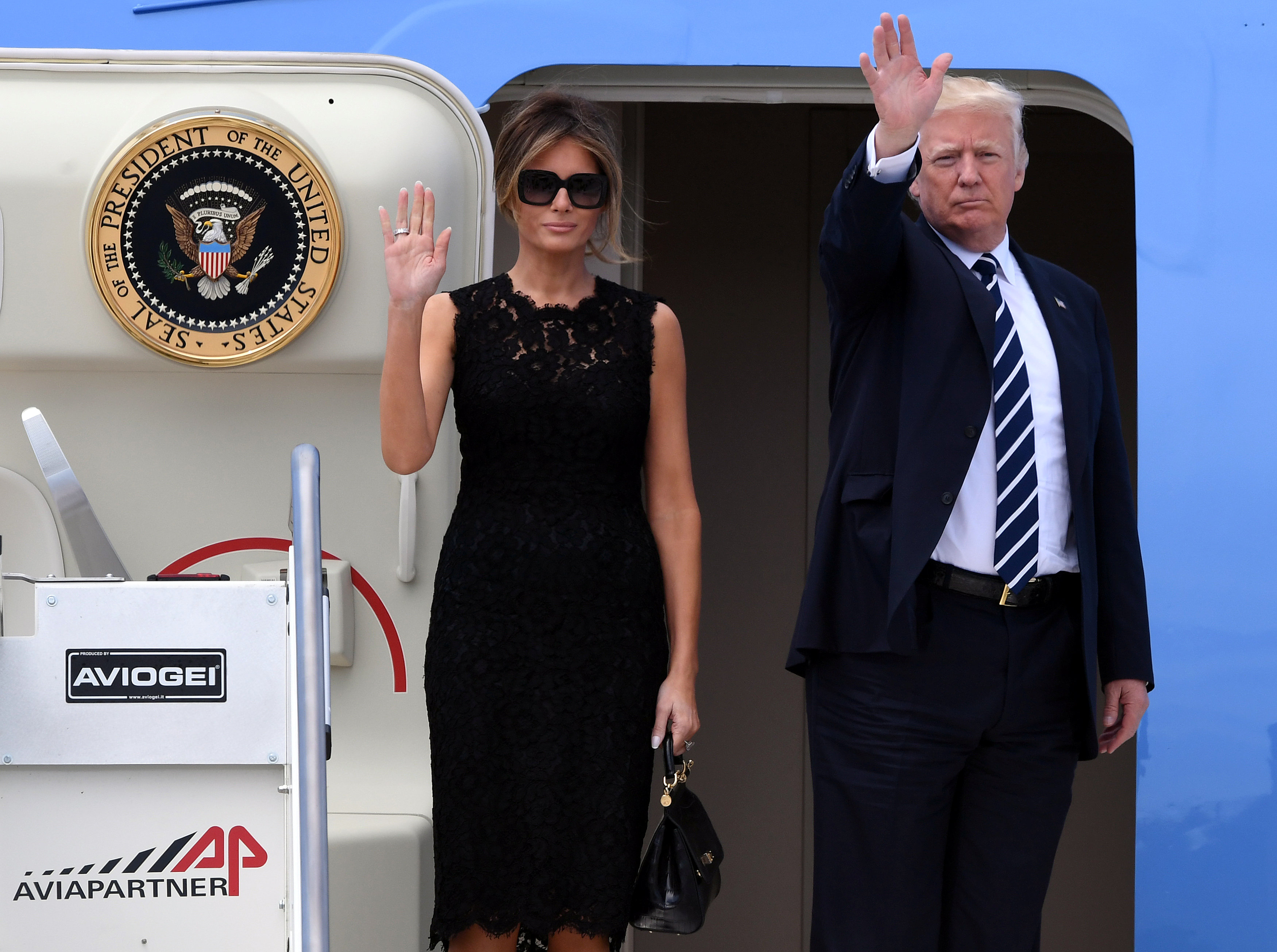 الرئيس الأمريكى  وزوجته يرفعان شارة الوداع