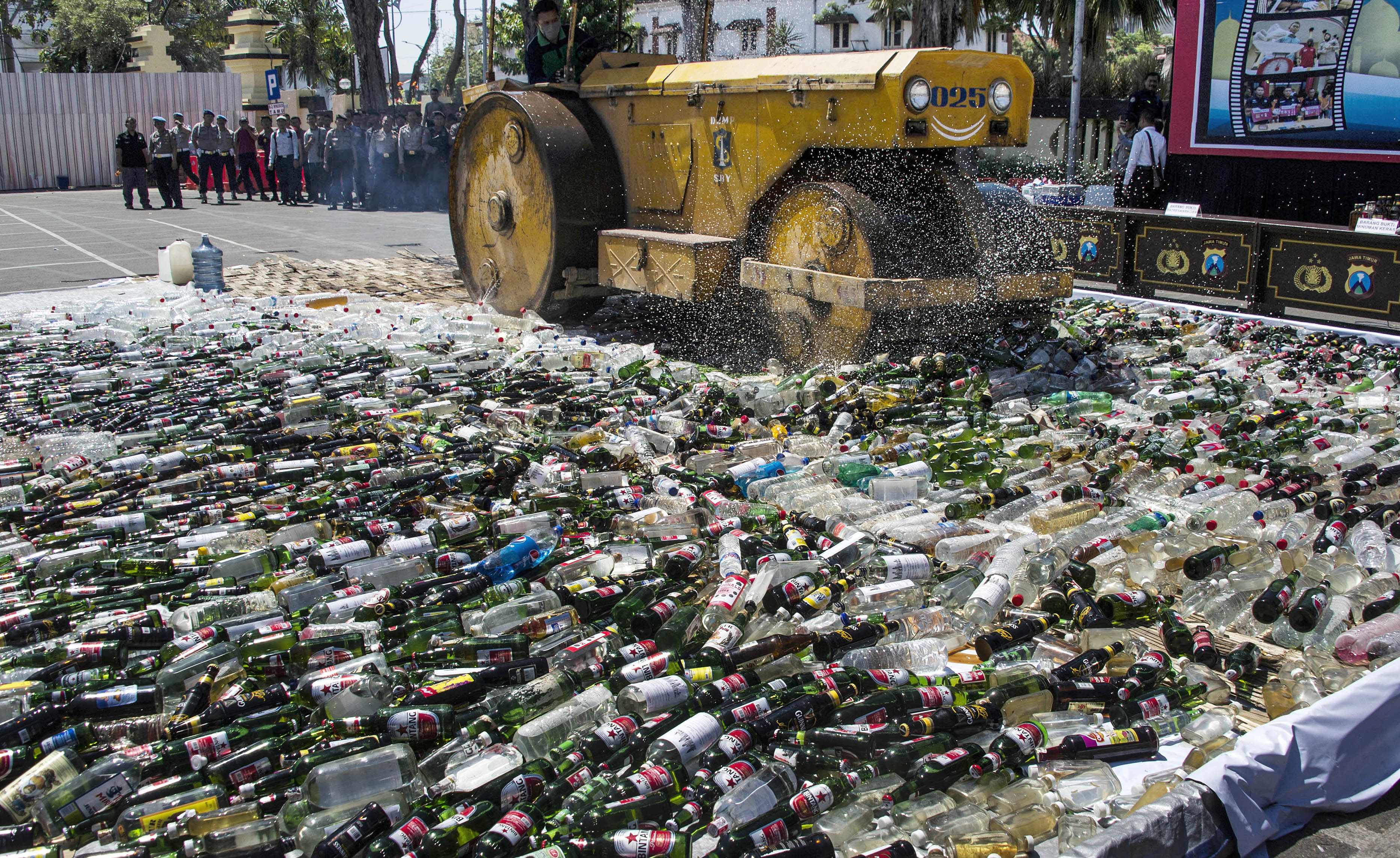 السلطات الإندونيسية تدمر زجاجات الكحول