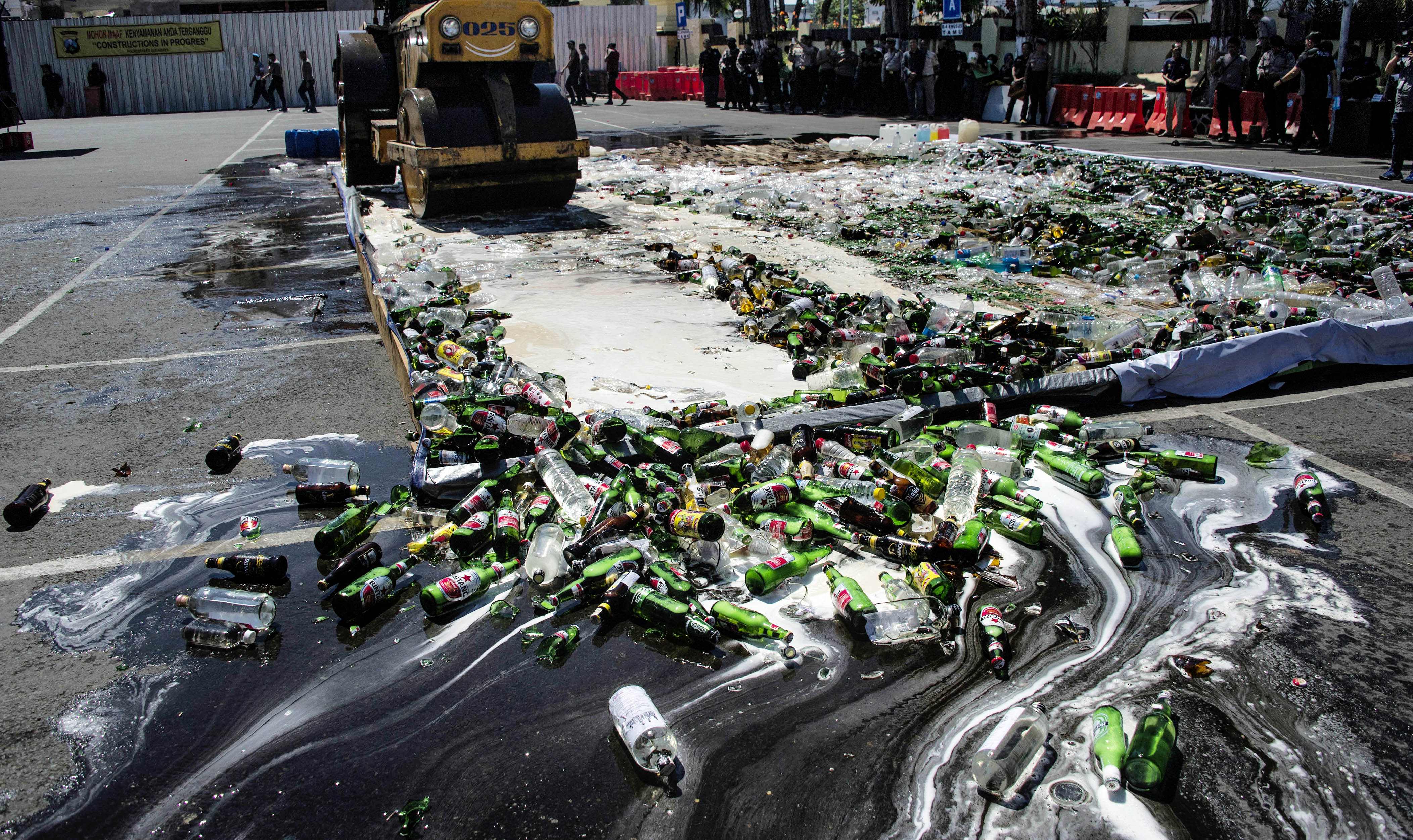 تدمير آلاف زجاجات الكحول قبل شهر رمضان