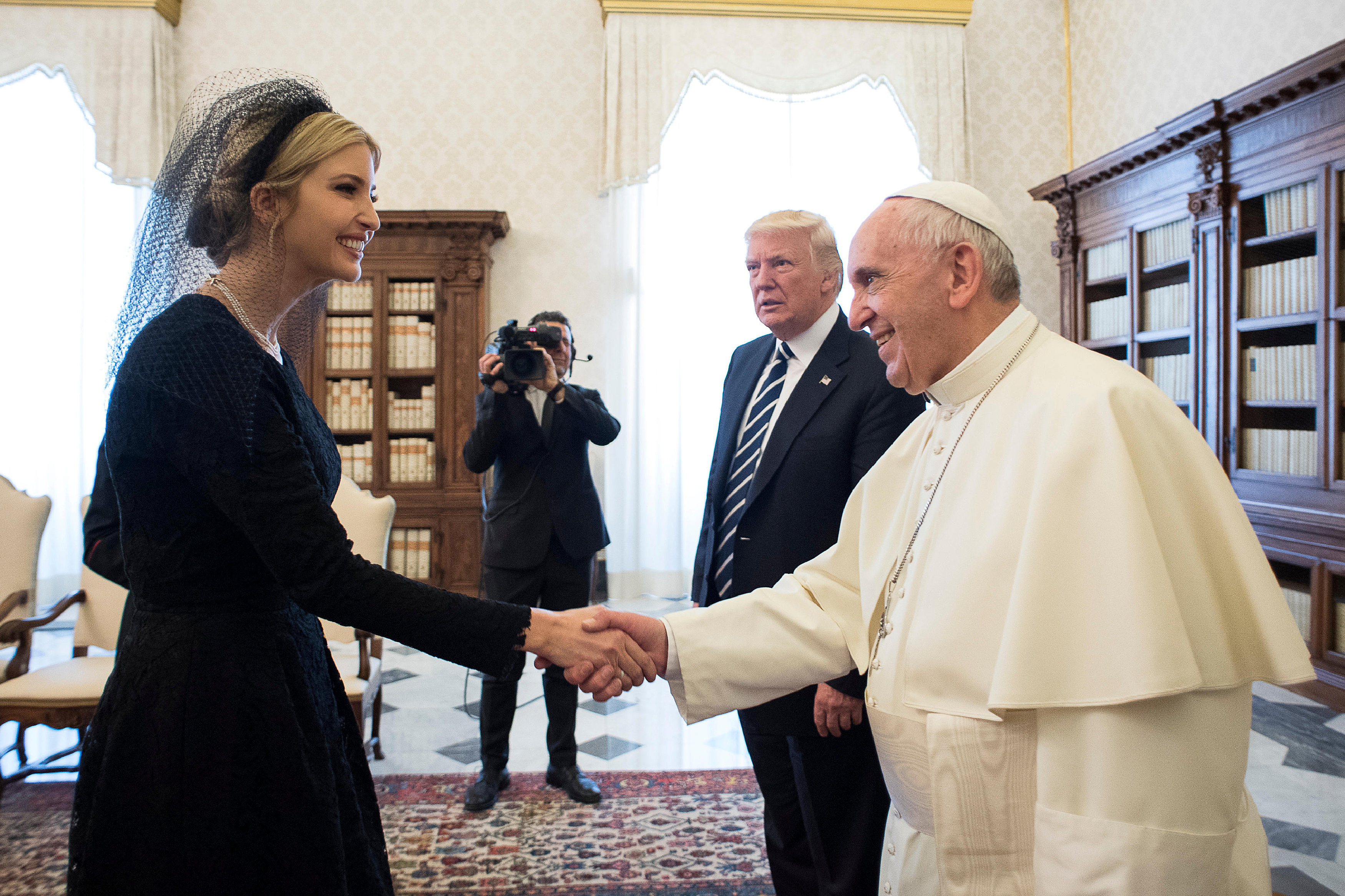 إيفانكا ترامب تصافح بابا الفاتيكان