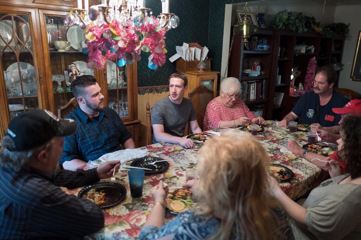 مؤسس فيس بوك يتناول العشاء مع أسرة أمريكية