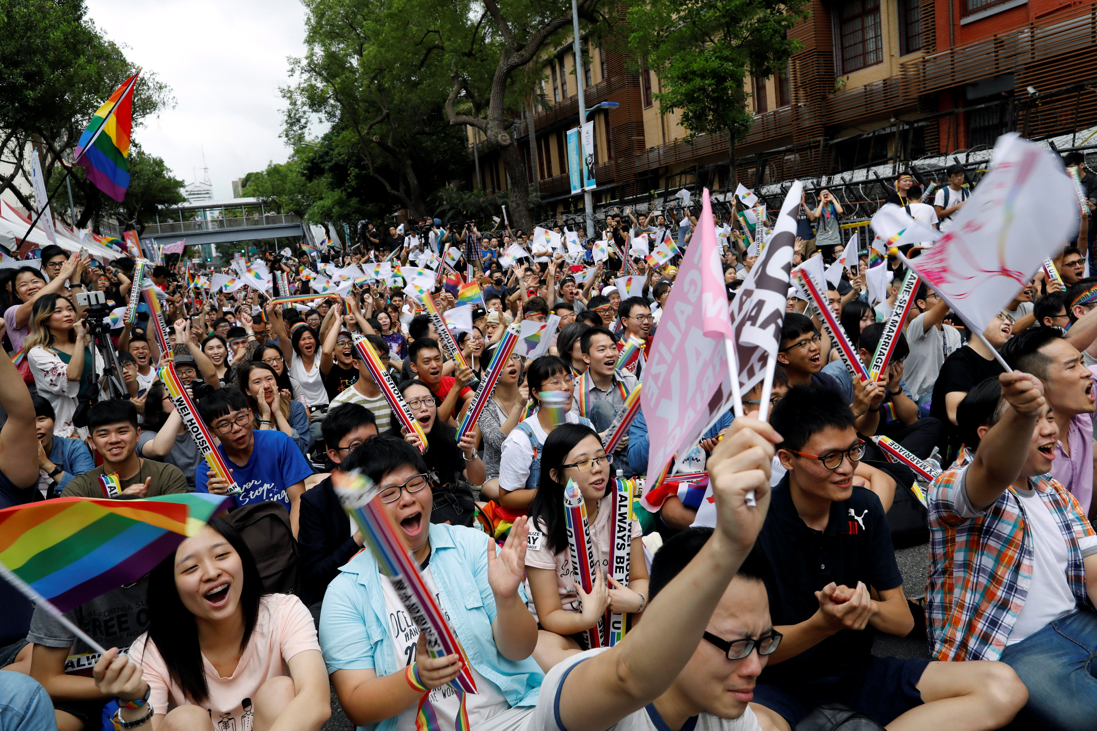 مواطنون فى تايوان يدعمون حكم المحكمة