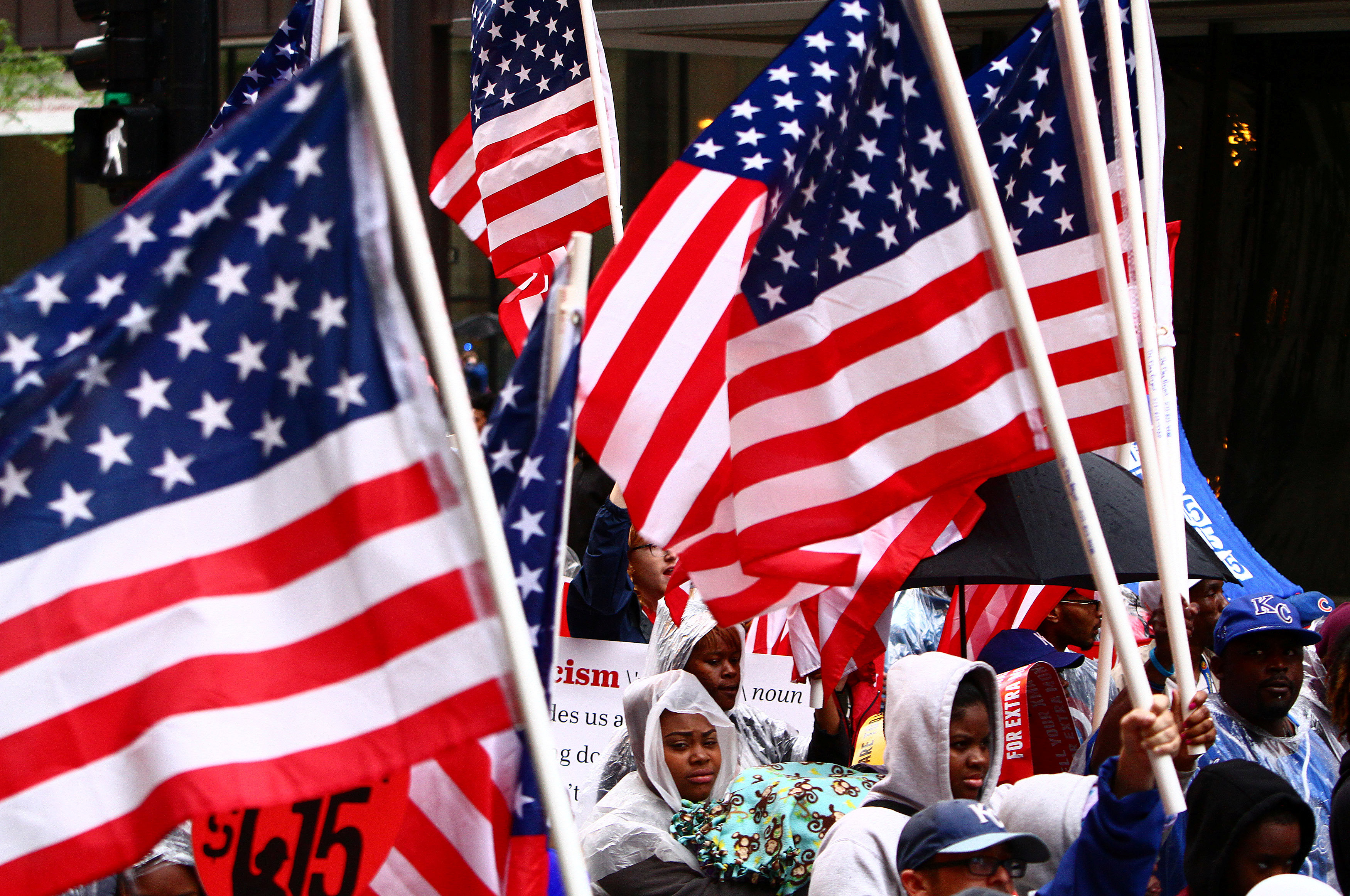 رفع الأعلام الأمريكية بالتظاهرات
