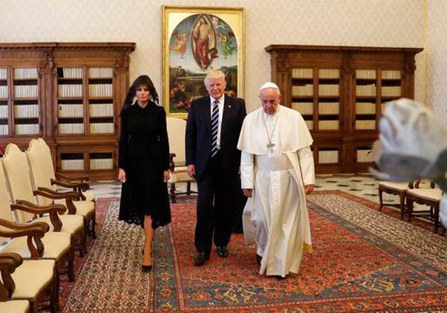 إيفانكا ترامب وترامب مع بابا الفاتيكان