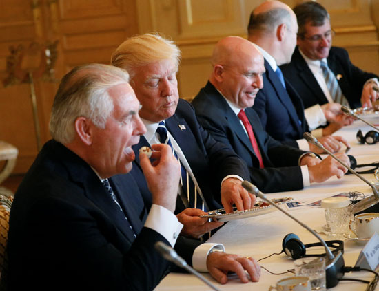 ترامب وأعضاء حكومته يتناولون الشيكولاته البلجيكية أثناء اجتماع فى بروكسل