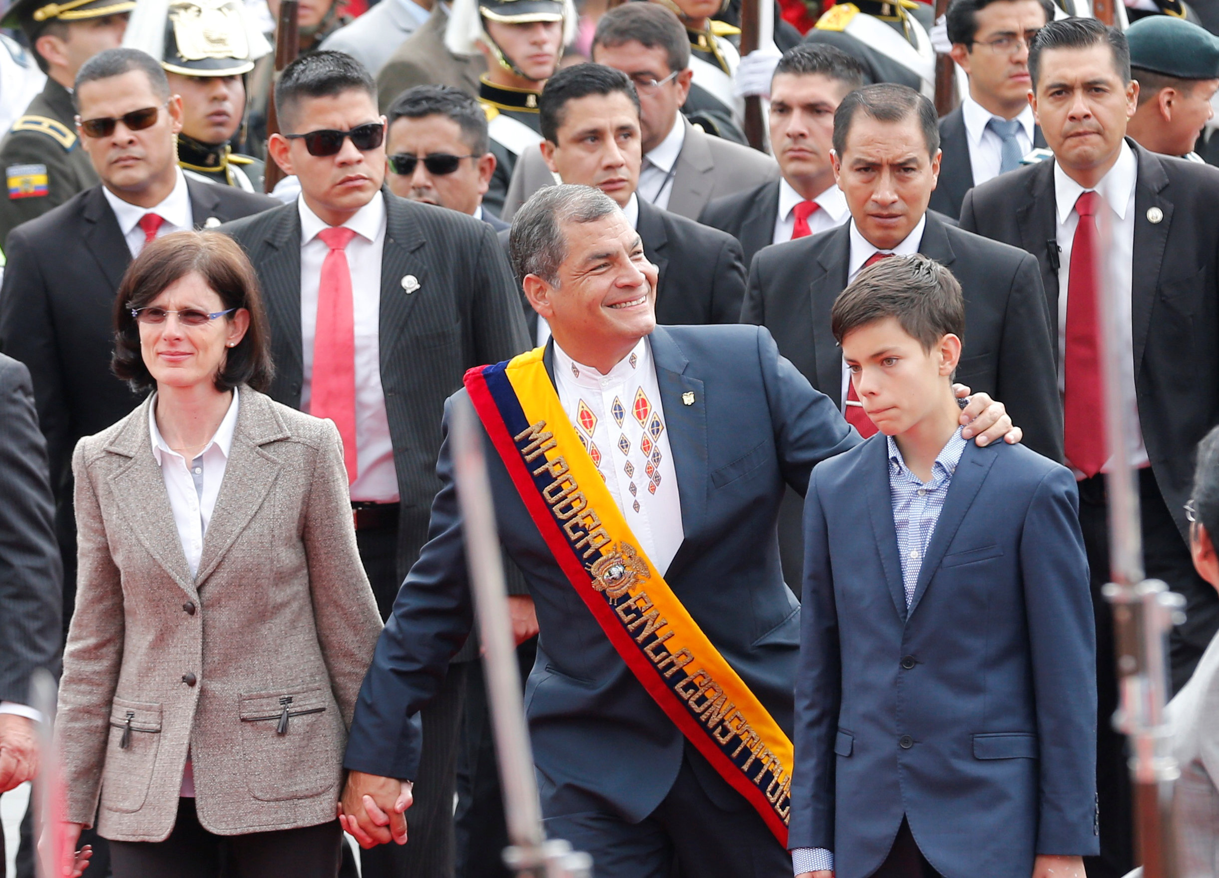 حضور الرئيس السابق رافائيل كورا بصحبه زوجته وابنه لتسليم السلطة
