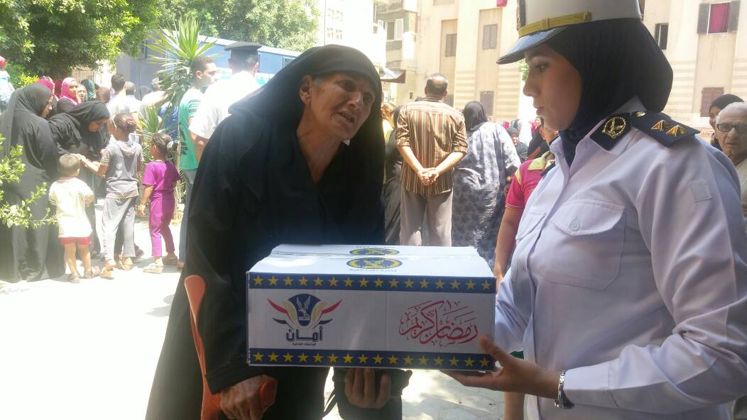 أمن القاهرة يوزع المنتجات والسلع على المواطنين بمناسبة شهر رمضان (2)