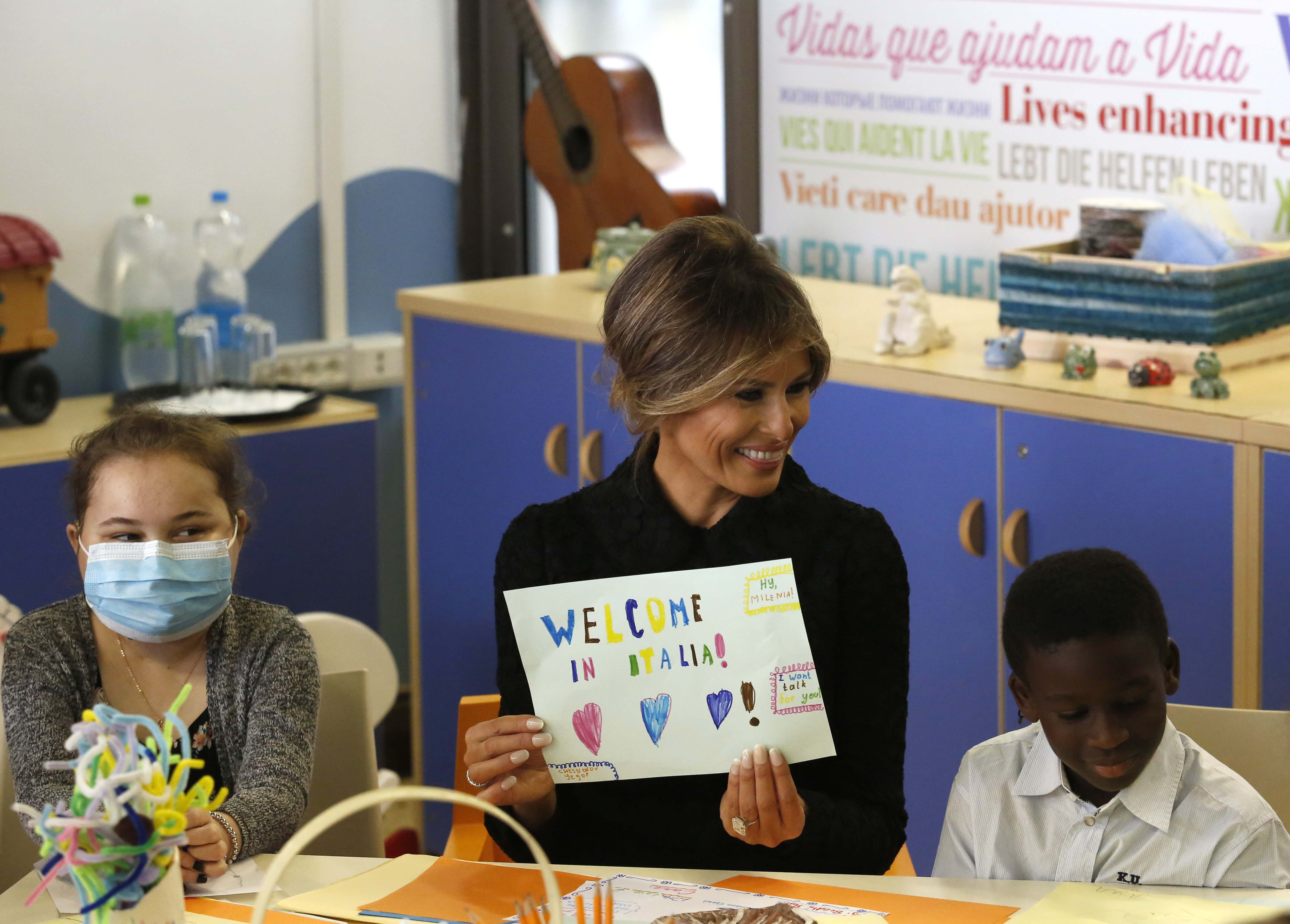 سيدة أمريكا الأولى تزور مستشفى للأطفال فى روما بعد لقاء بابا الفاتيكان
