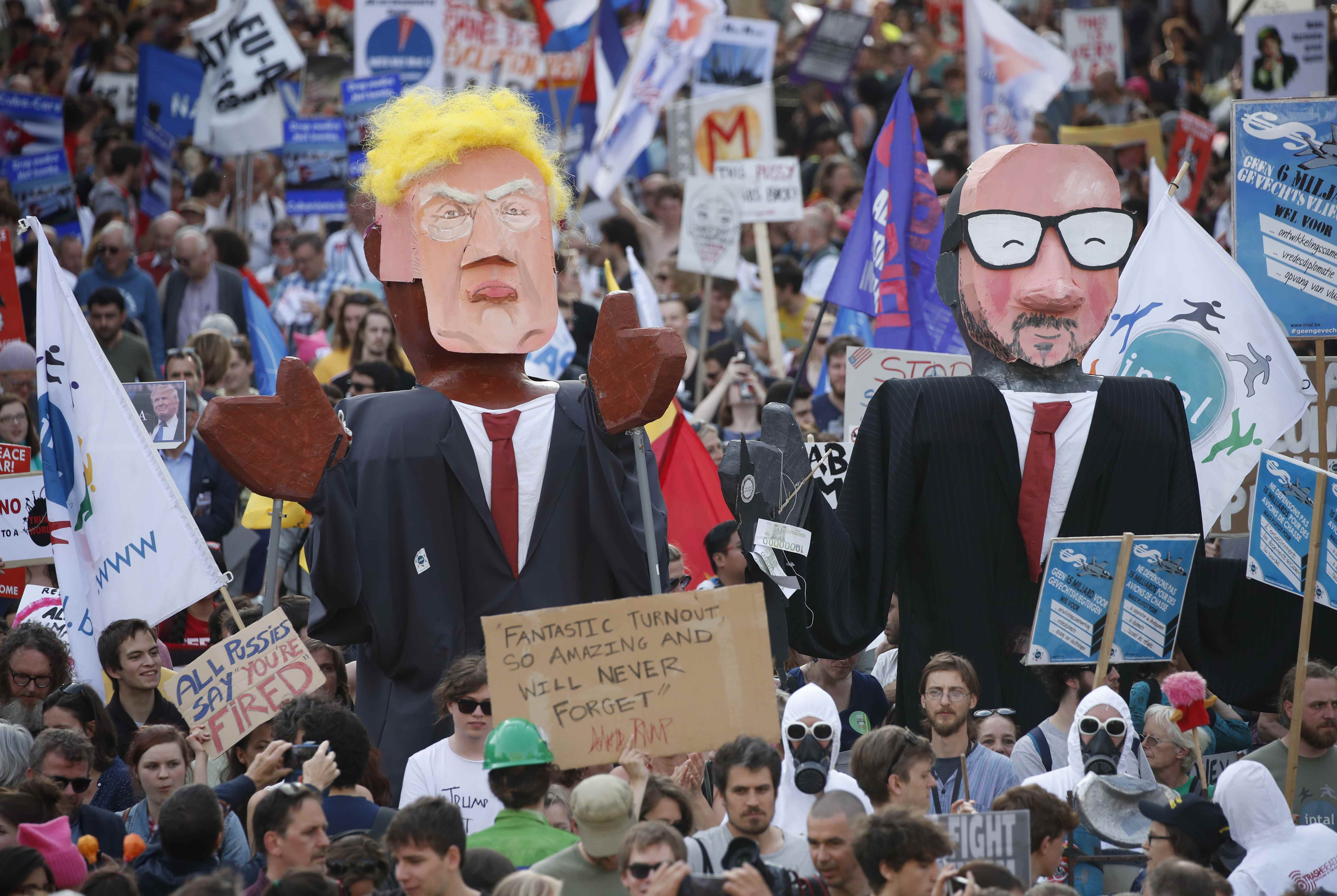 متظاهرون يحملون دمية ترامب ورئيس الوزراء البلجيكى