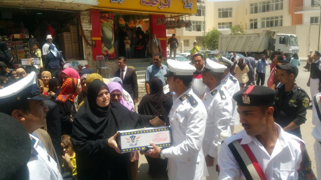 أمن القاهرة يوزع المنتجات والسلع على المواطنين بمناسبة شهر رمضان (6)