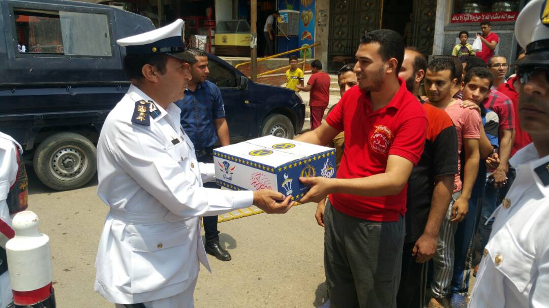 أمن القاهرة يوزع المنتجات والسلع على المواطنين بمناسبة شهر رمضان (5)