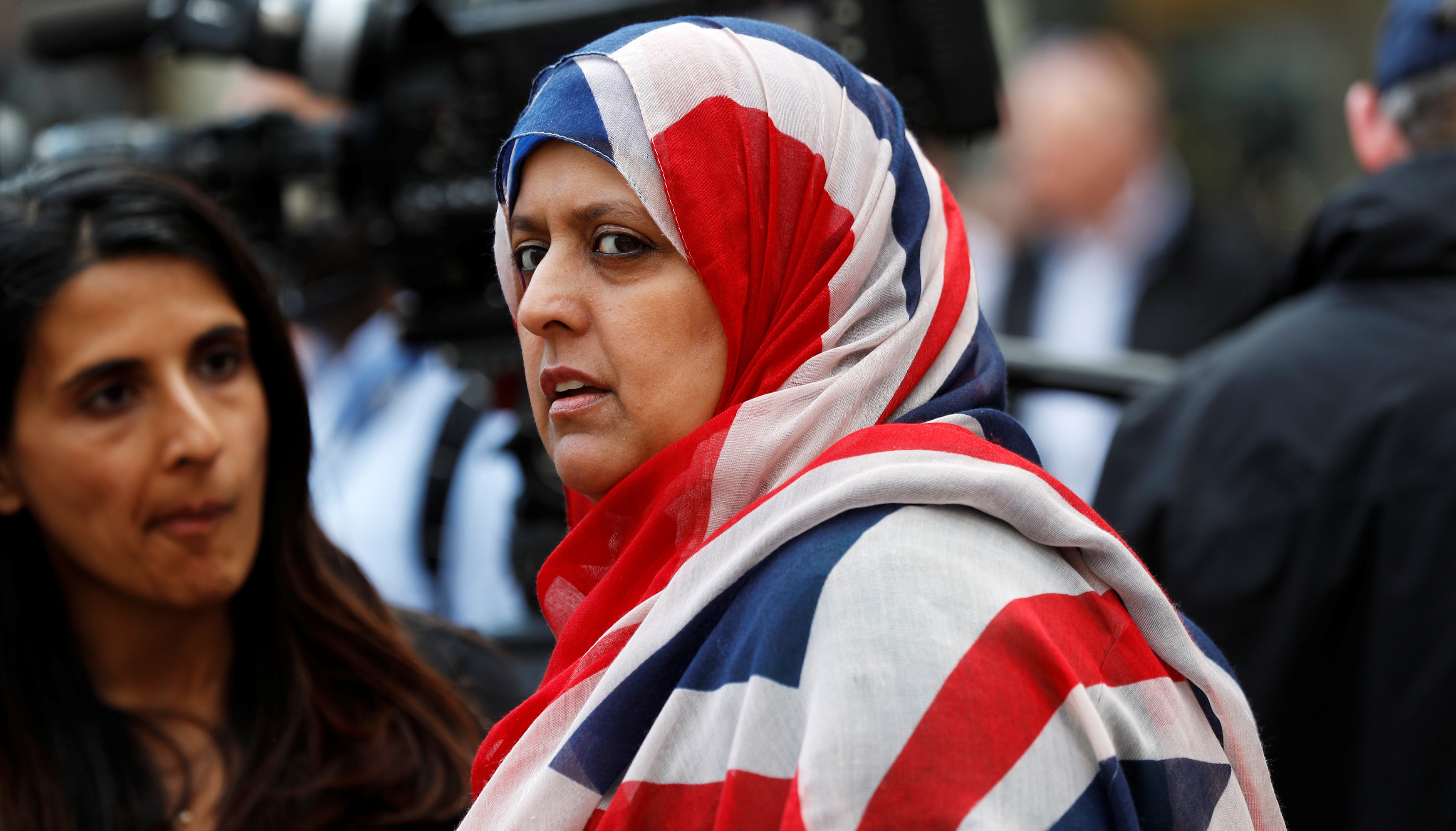مسلمة تتضامن مع ضحايا الحادث وترتدى حجابها بالعلم البريطانى