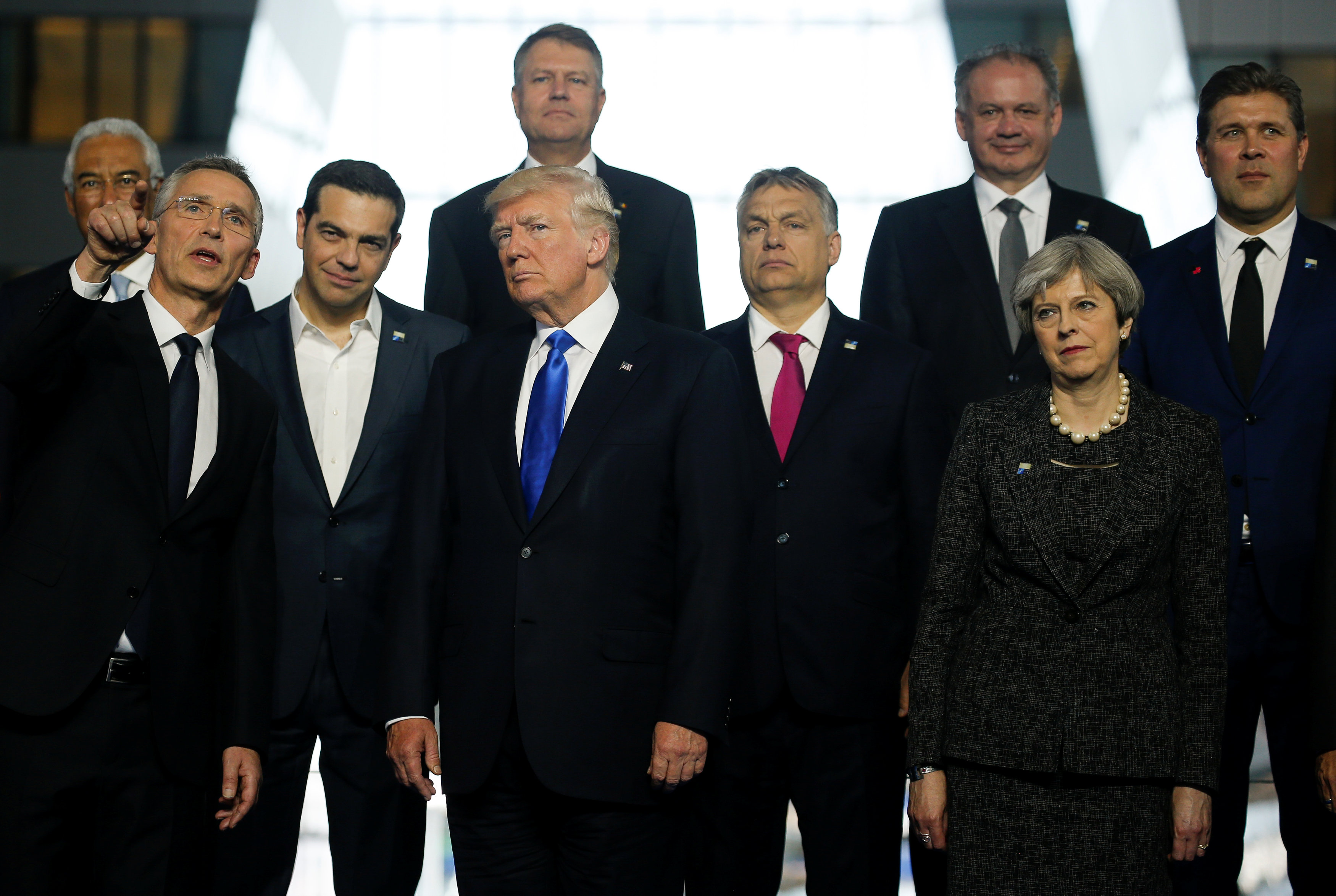 ترامب يحاول تجنب ماى فى الصورة التذكارية لقادة الناتو