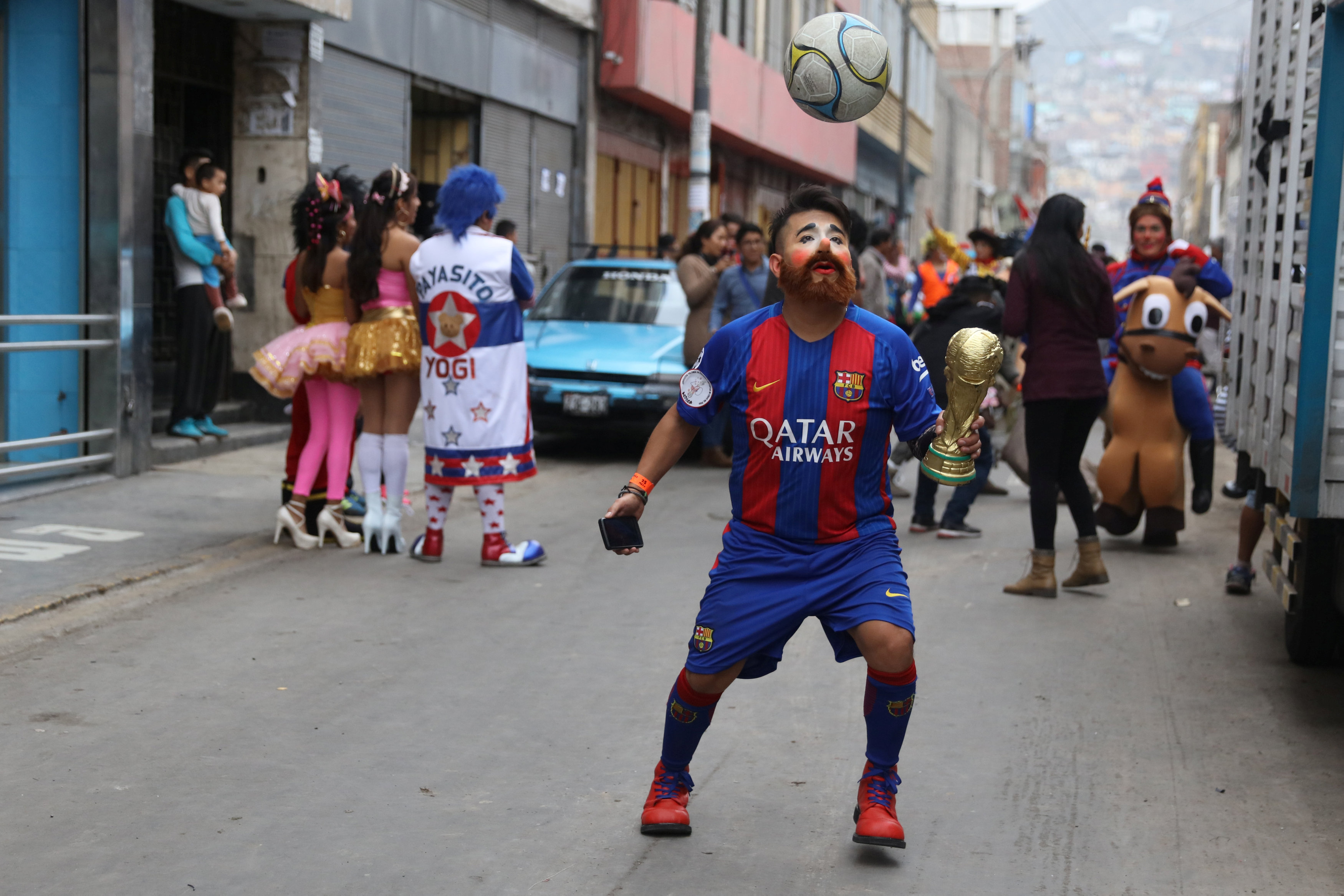 مهرج يرتدى زى برشلونة خلال احتفالات يوم المهرج