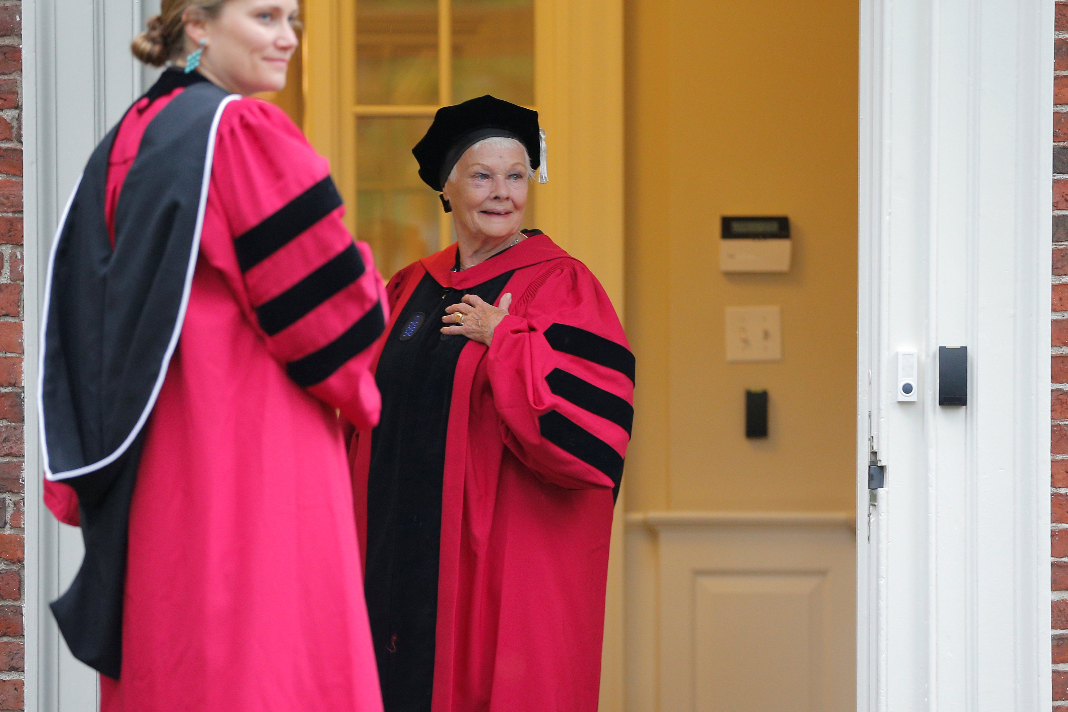 الممثلة جودى دينش تصل حفل التخرج بجامعة هارفارد