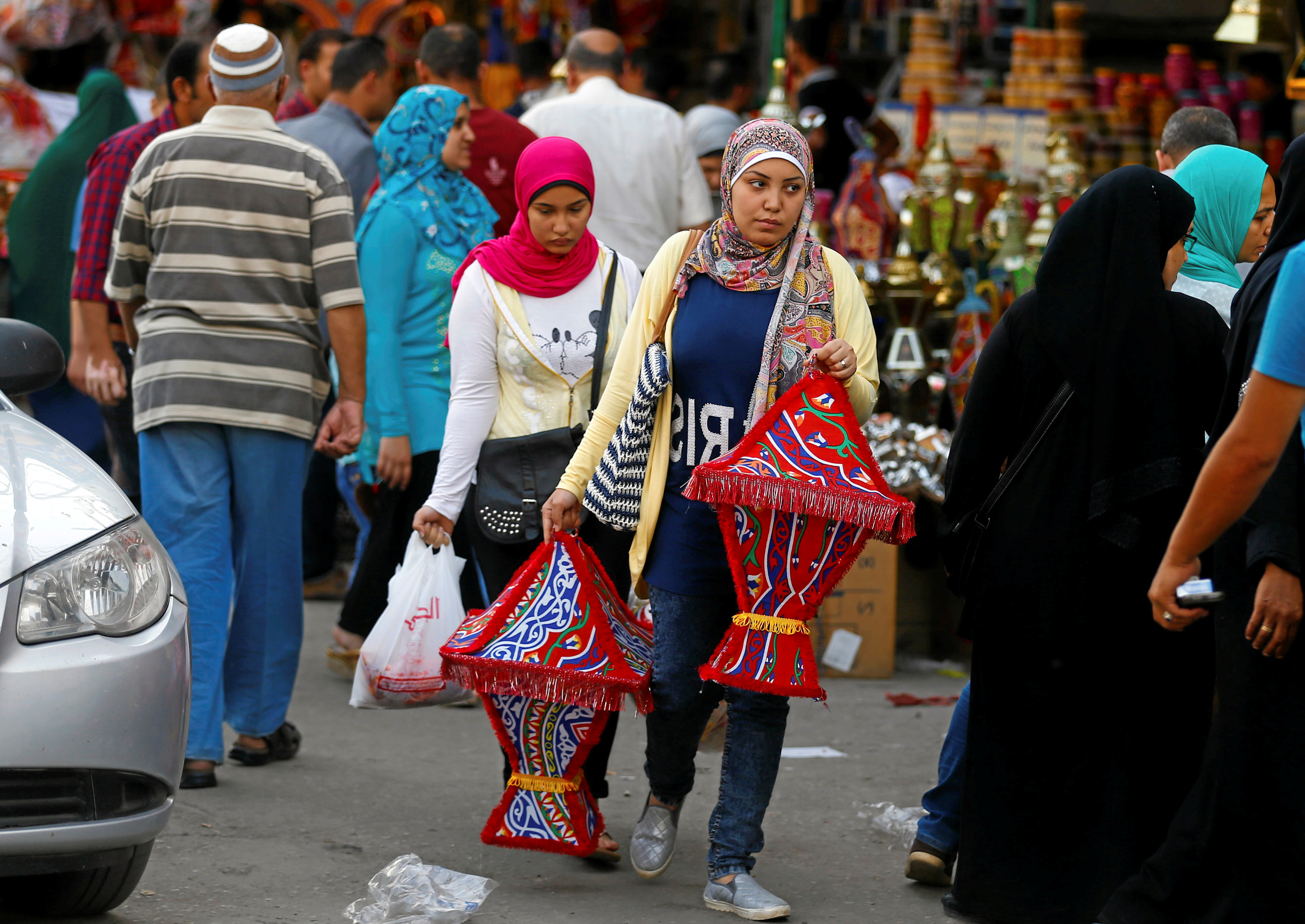 مواطنون يشترون فانوس رمضان المصنوع من الأقمشة العربية