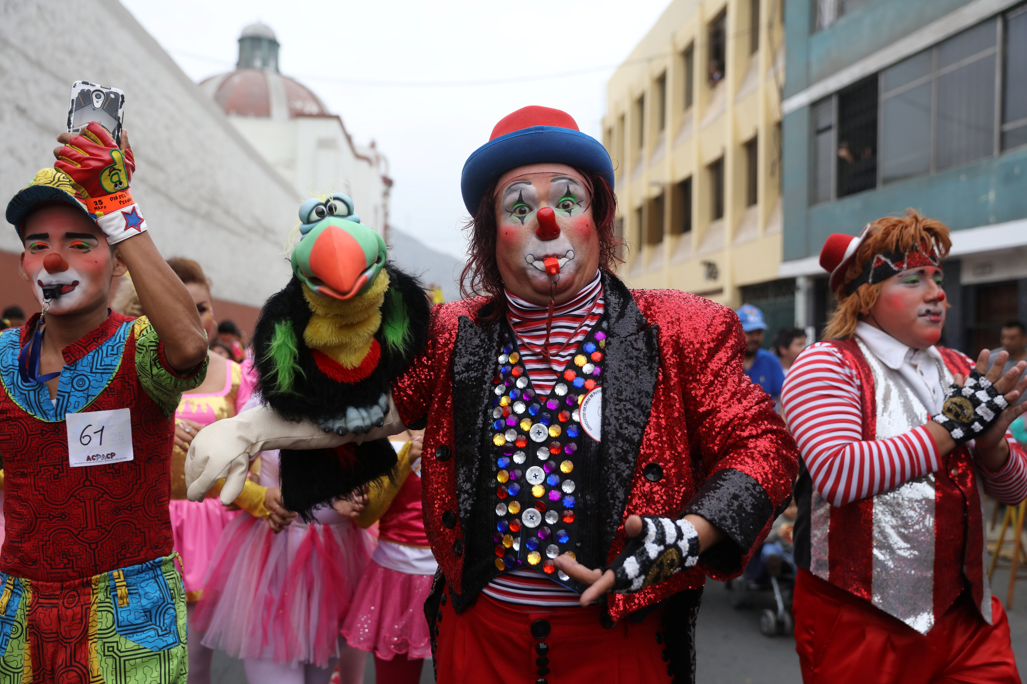 المهرجون يحتفلون فى شوارع البيرو