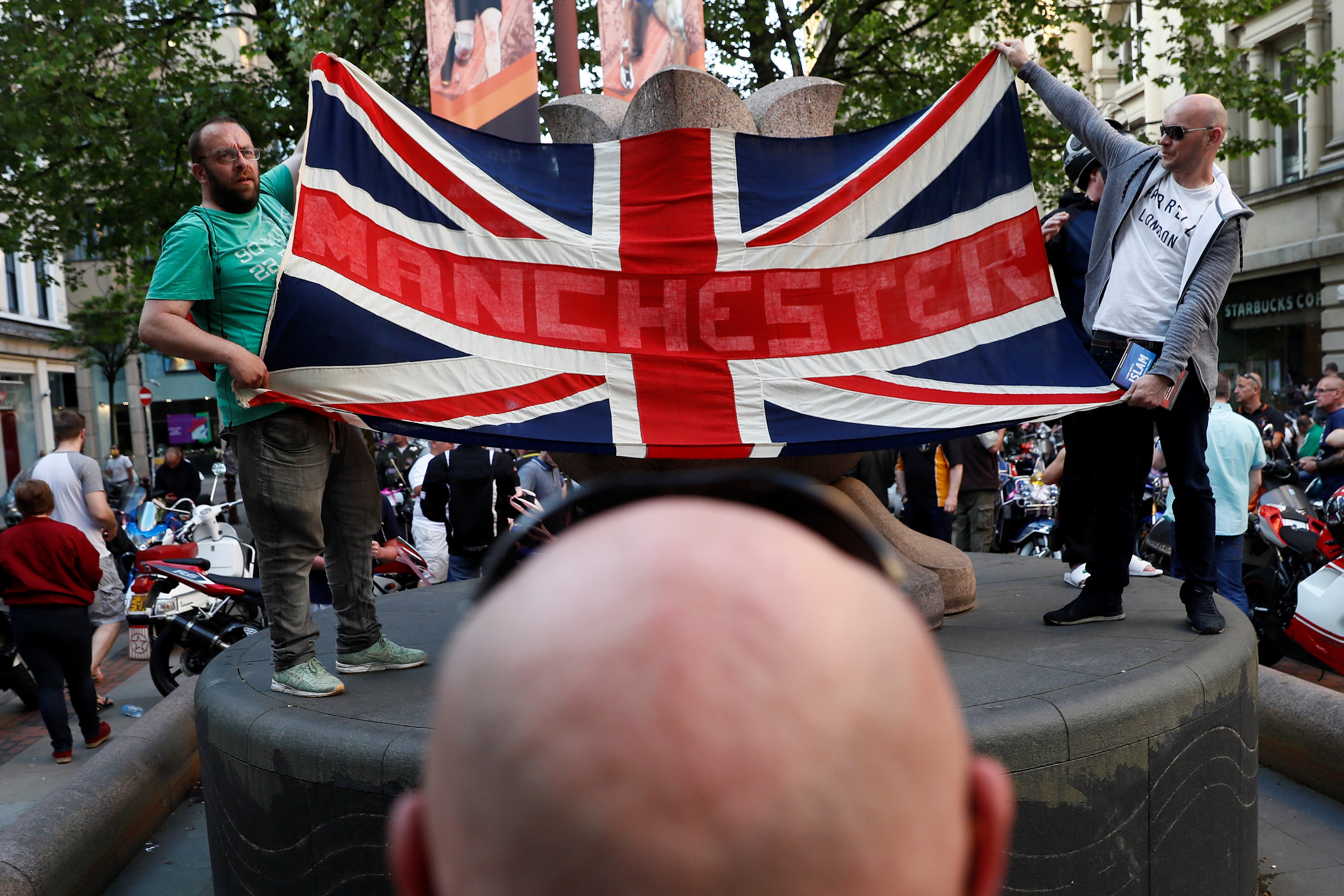 شباب يحملون علم بريطانيا خلال تأبين ضحايا مانشستر