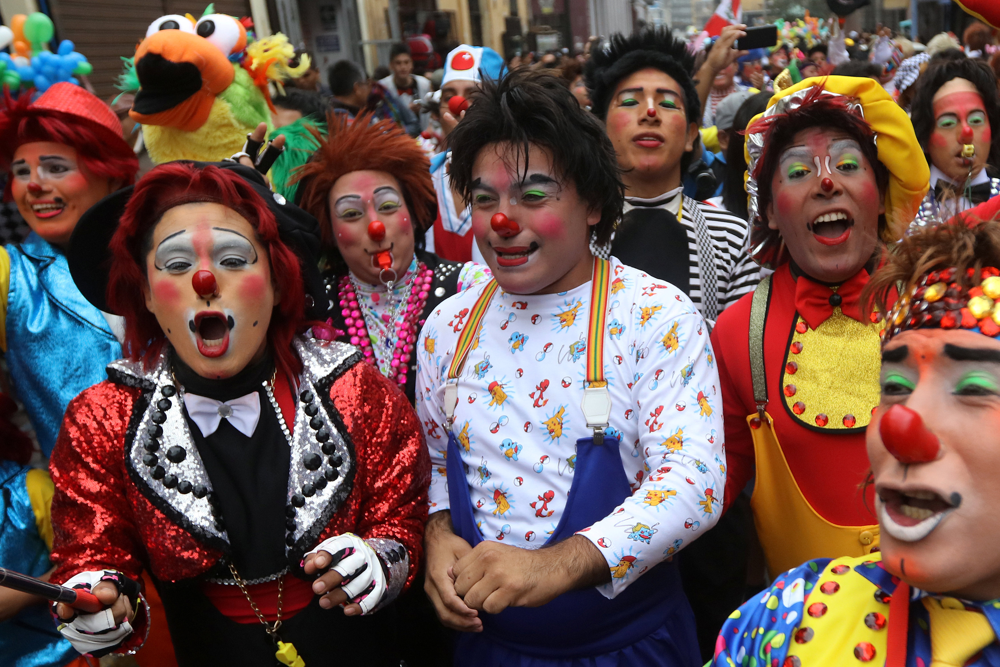 احتفالات بيوم المهرج فى شوارع البيرو