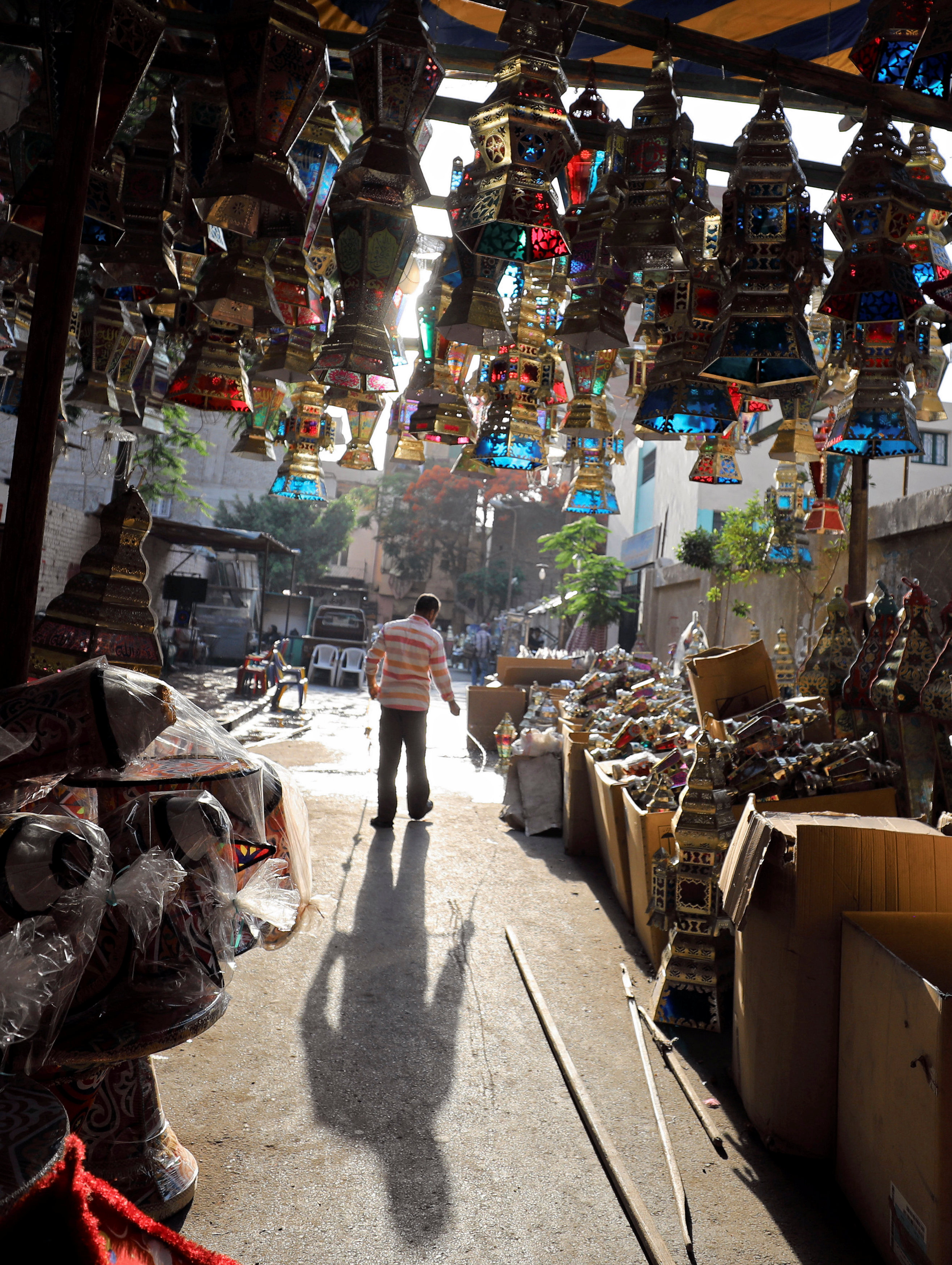 شوارع القاهرة تتزين لاستقبال رمضان