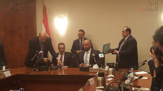 رئيس المصرية للاتصالات واتصالات مصر يوقعان مذكرة تفاهم خدمات التجوال المحلى