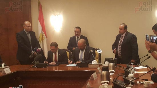 وزير الاتصالات يشهد توقيع مذكرة تفاهم بين المصرية للاتصالات واتصالات مصر