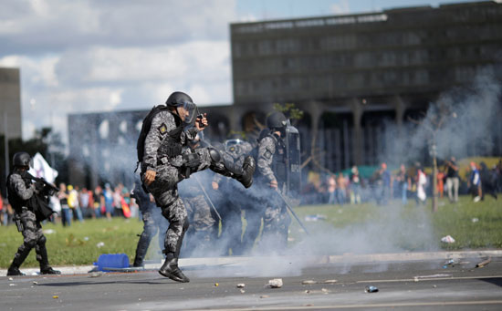الشرطة تفرق المحتجين فى البرازيل