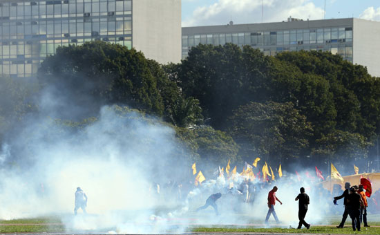 الشرطة تطلق الغاز ضد المحتجين