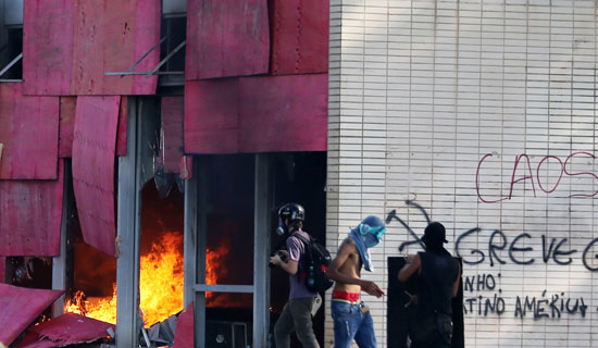 المحتجون يشعلون  النيران فى مبنى أحدى الوزارات فى البرازيل