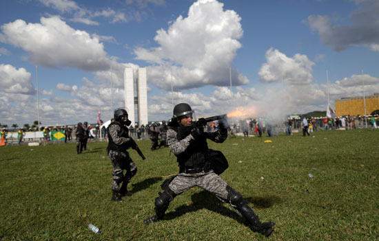 قوات الأمن البرازيلى تطلق الخرطوش تجاه المتظاهرين