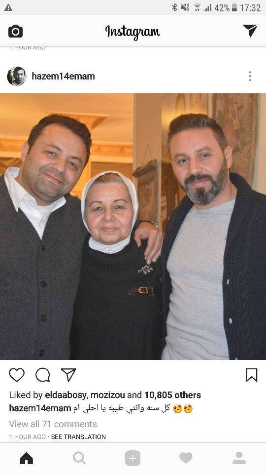 حازم إمام مع والدته وشقيقه