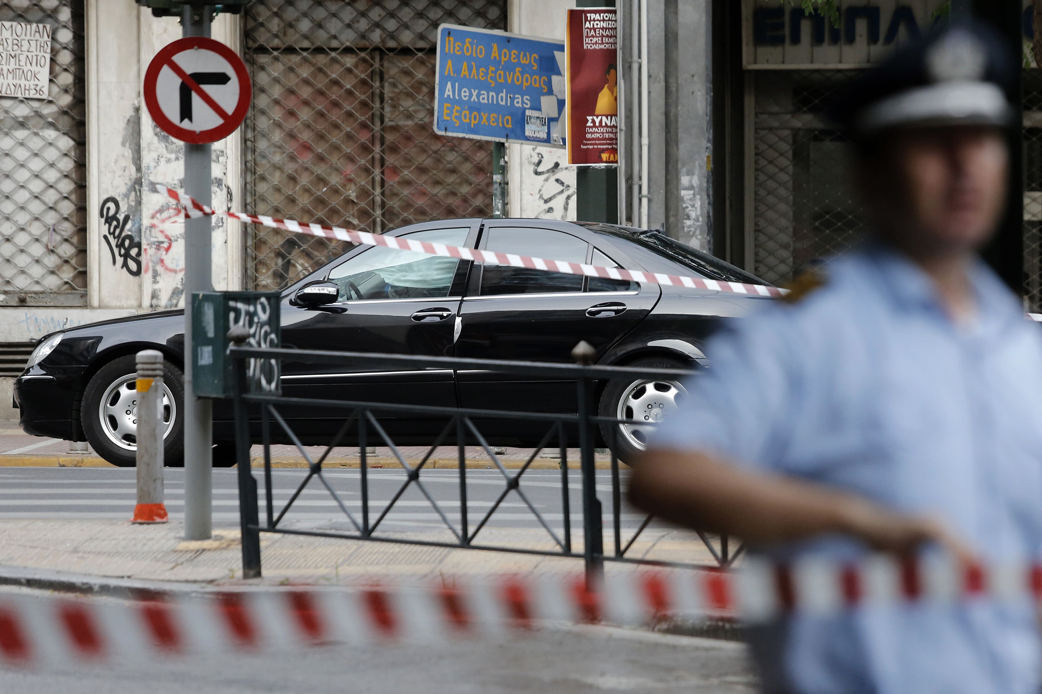 كردون أمنى حول موقع تفجير سيارة رئيس الوزراء اليونانى