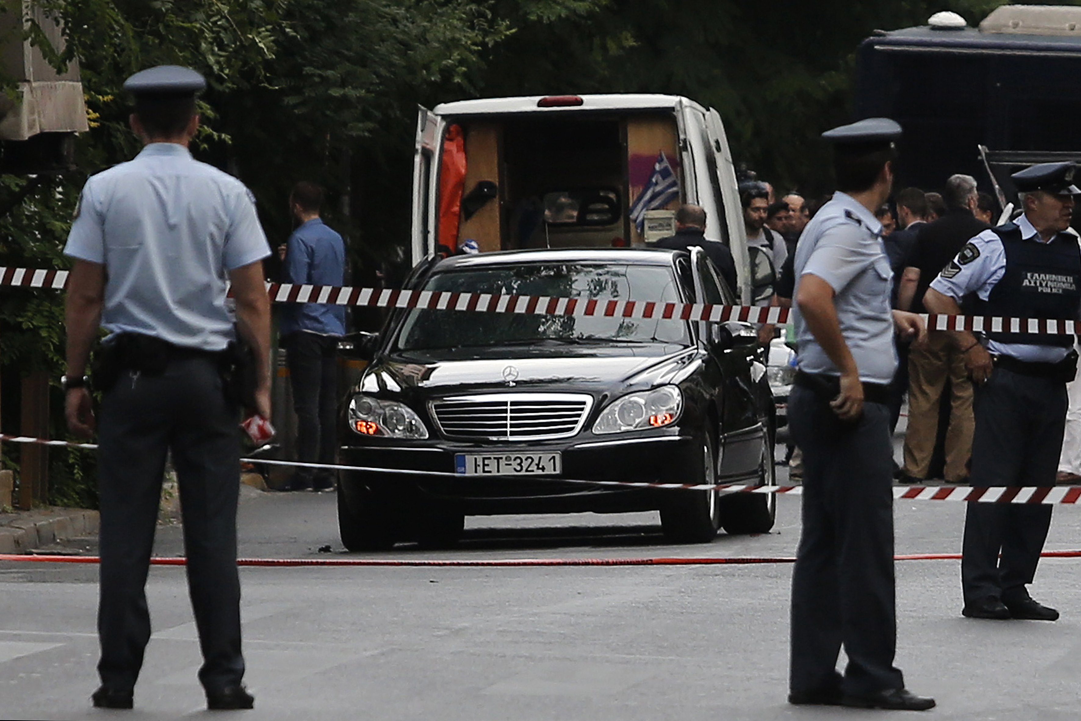 الشرطة والطب الشرعى فى موقع تفجير سيارة رئيس الوزراء اليونانى