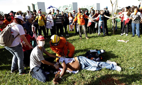 إسعاف أحد المتظاهرين عقب إصابته