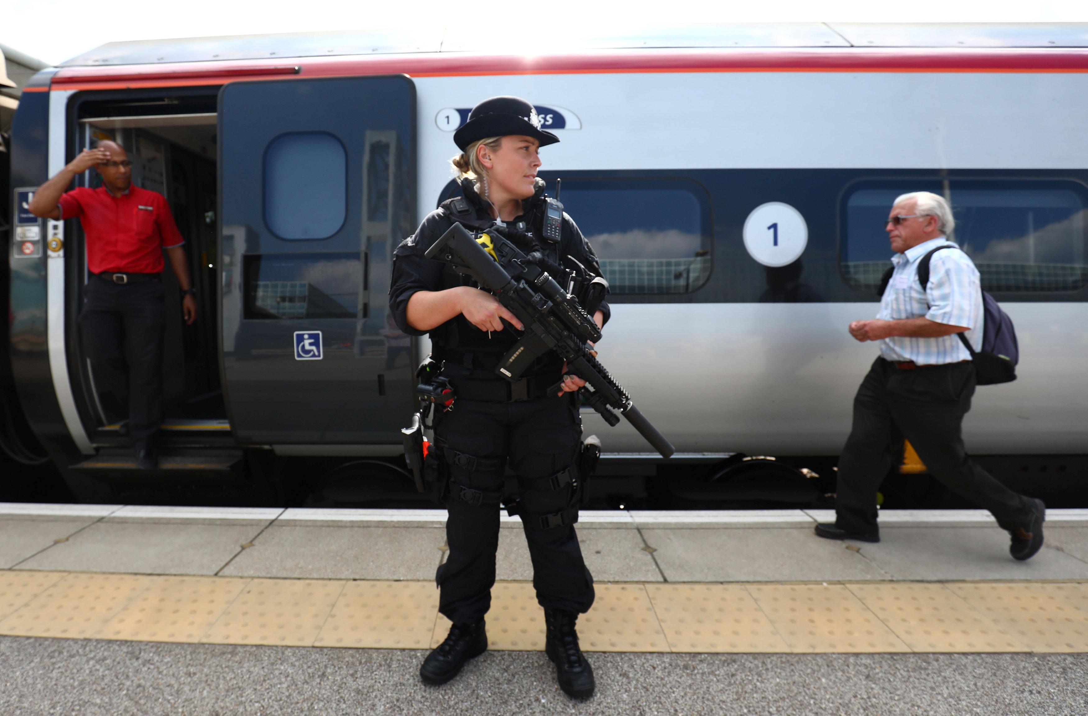 شرطية تؤمن محطة قطار فى لندن