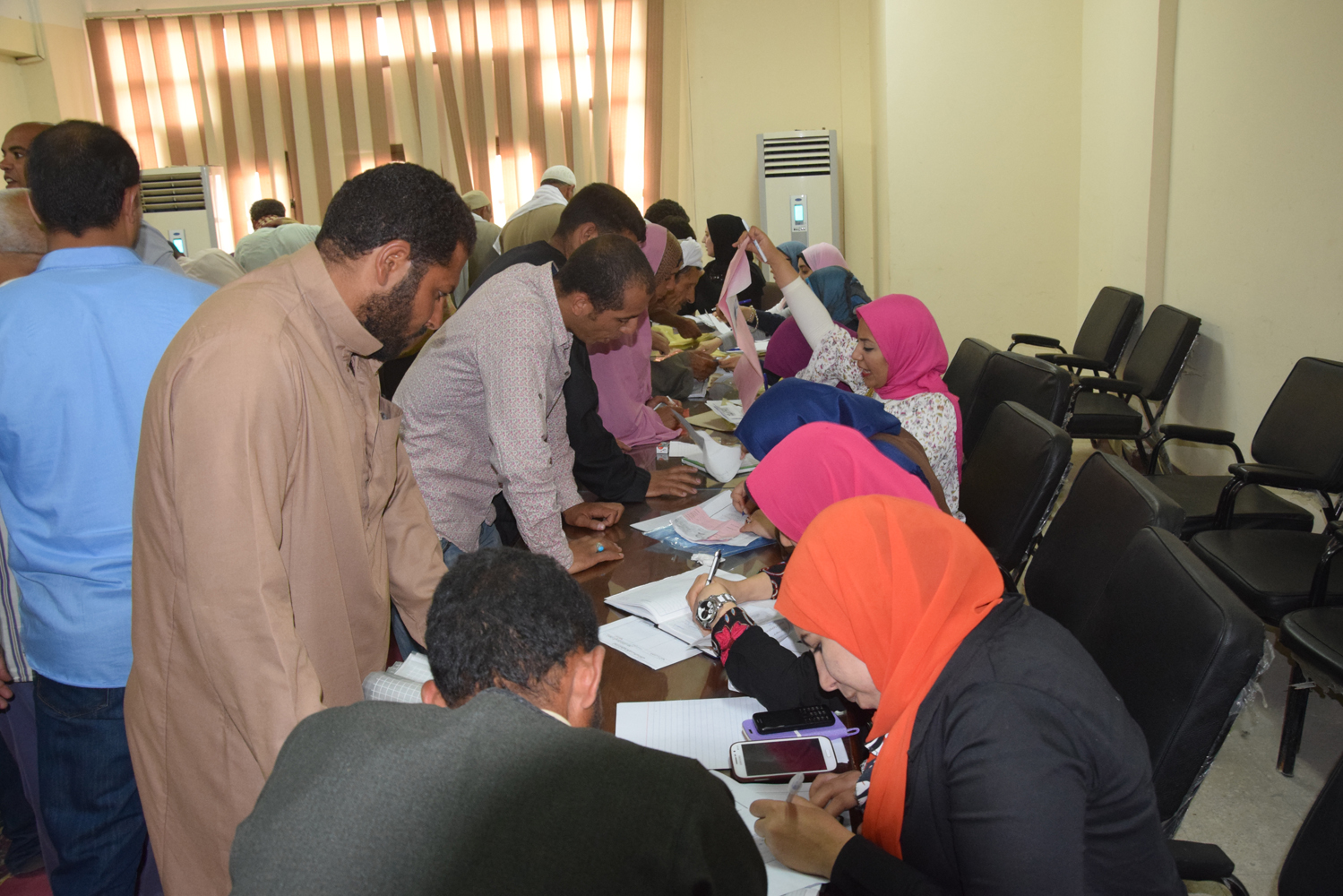 المواطنين خلال تقديم طلبات التقنين