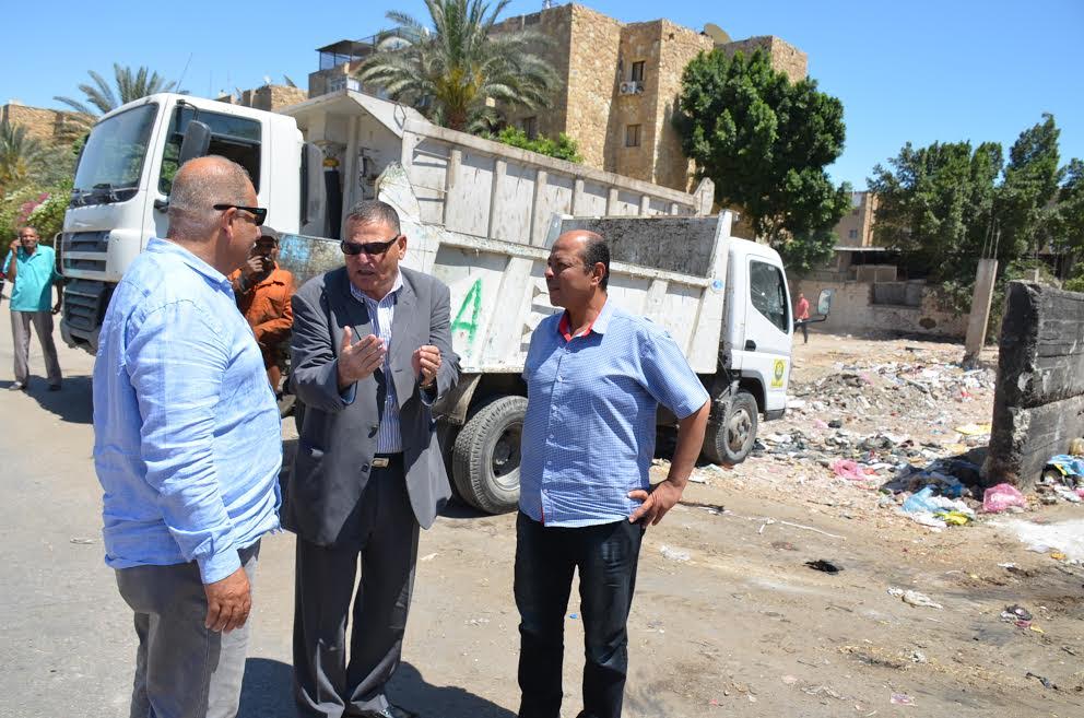 السكرتير المساعد ورئيس مدينة الاسماعيلية يتابعون حملة النظافة