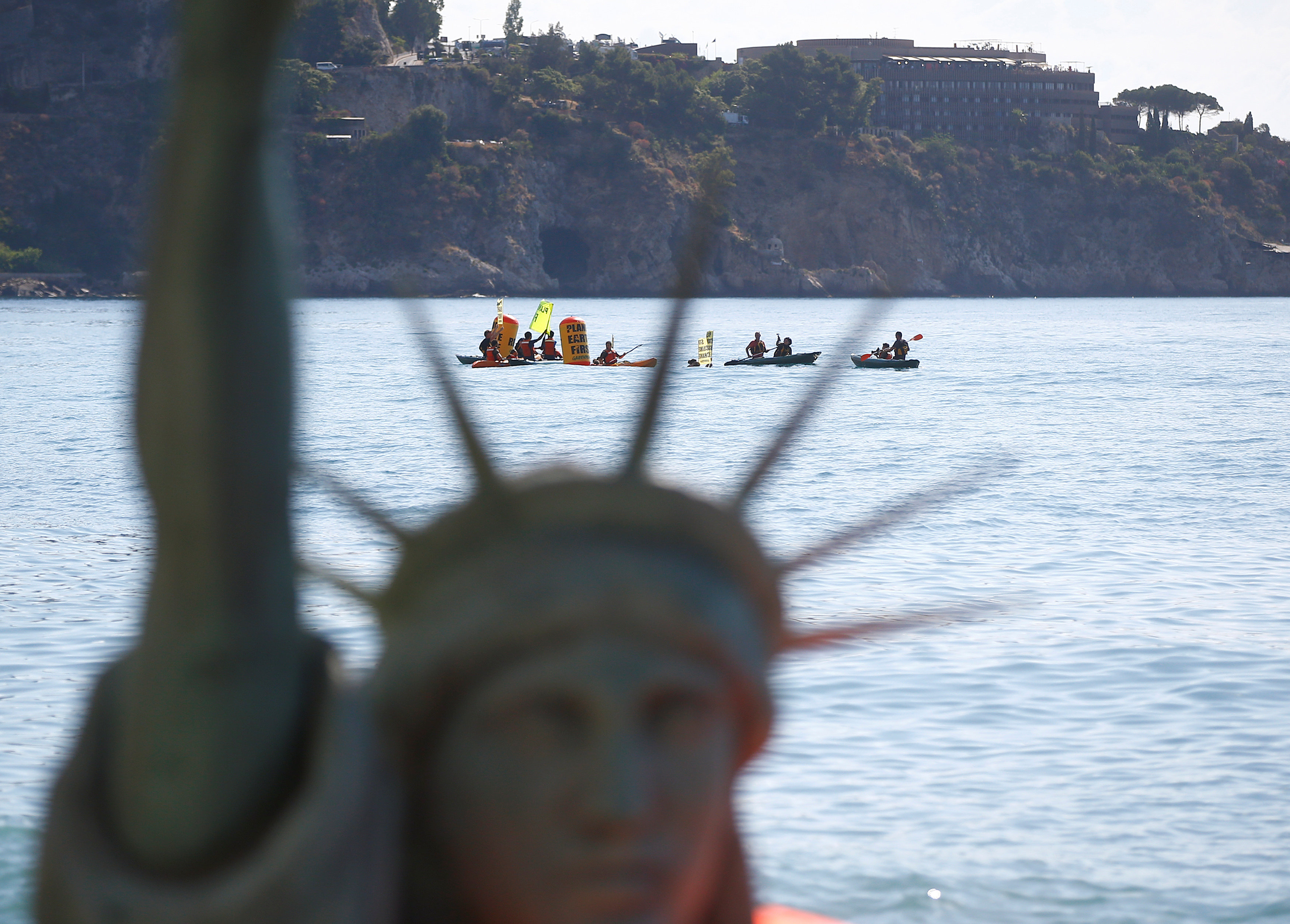 نشطاء يسبحون فى البحر المتوسط للاعتراض على مجموعة السبع