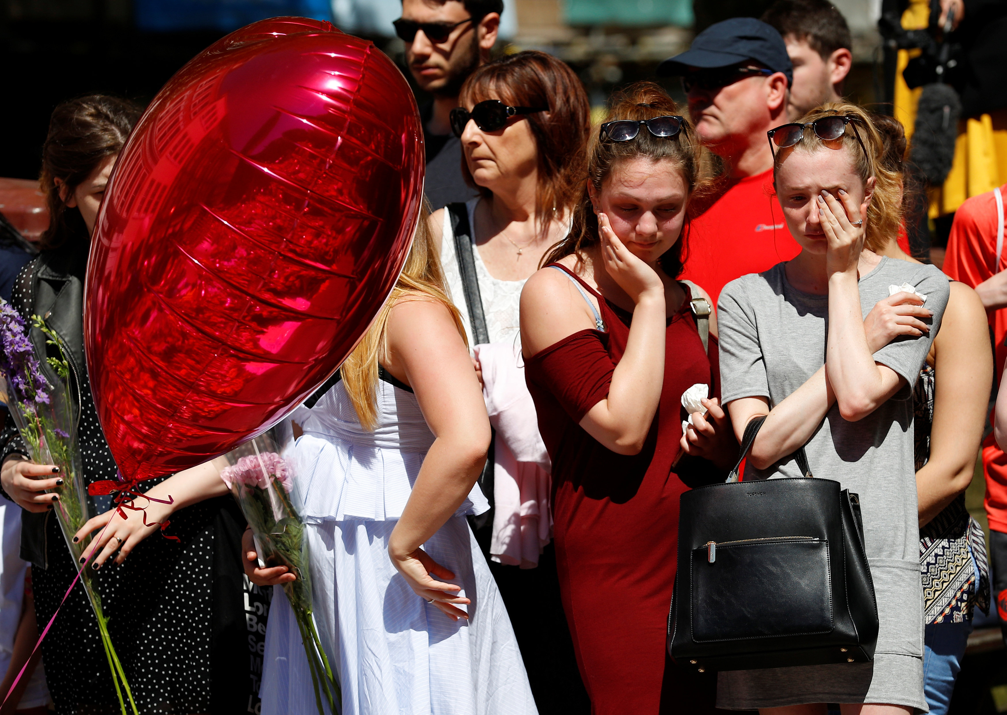بكاء المشاركين فى تأبين ضحايا هجوم مانشستر