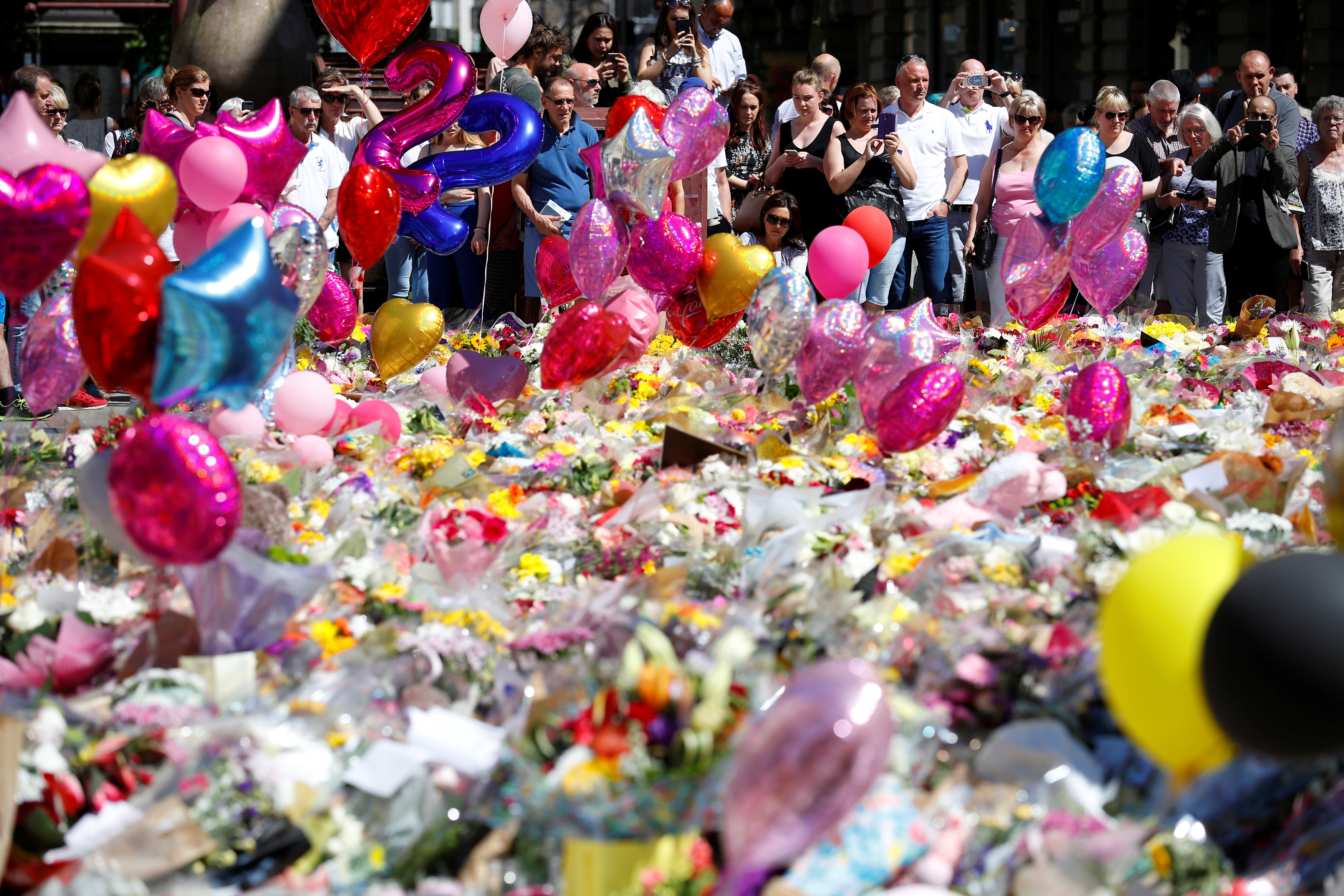 مئات المواطنين يشاركون فى تأبين ضحايا هجوم مانشستر