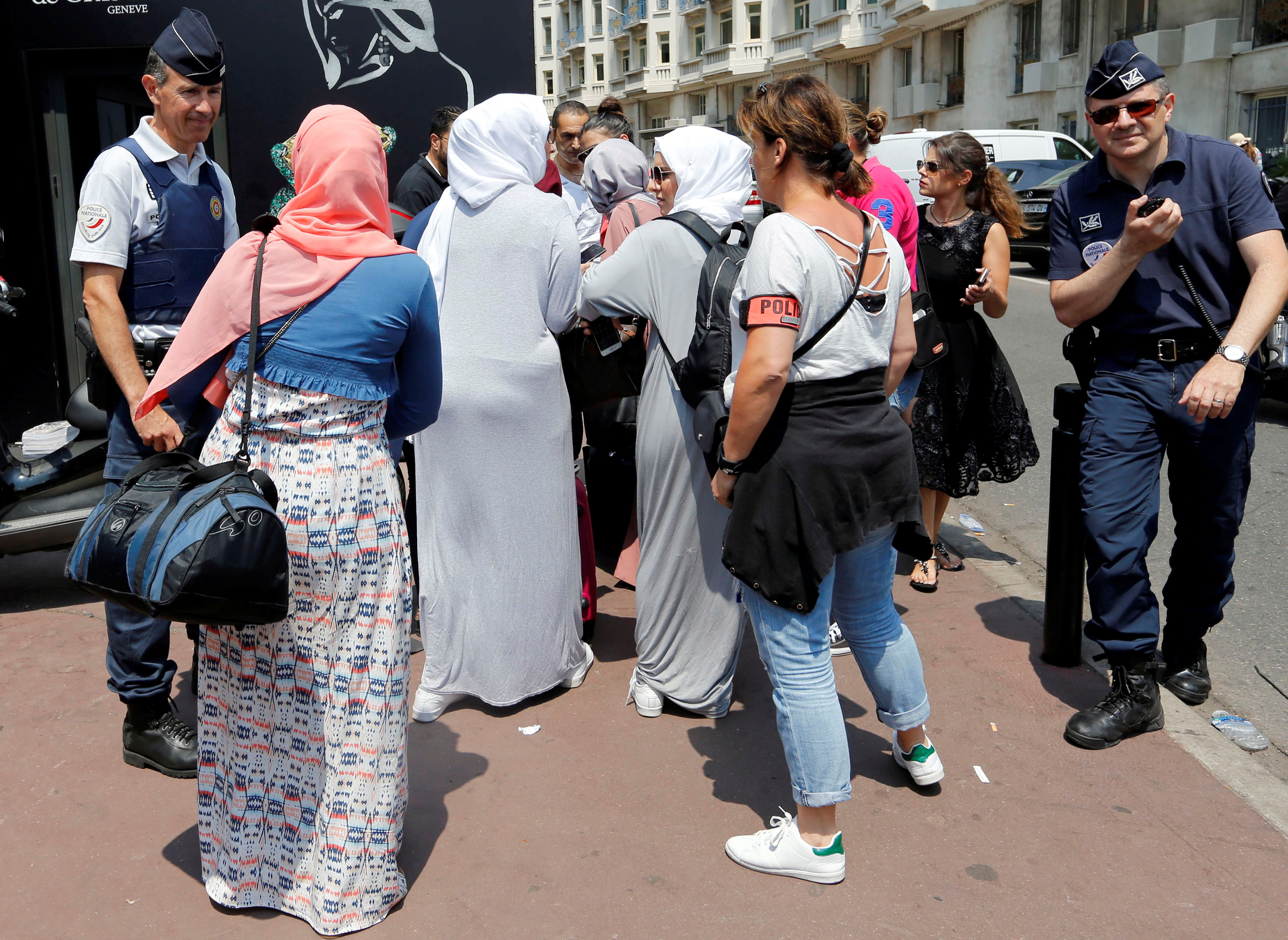 سيدات محجبات توقفهن الشرطة الفرنسية