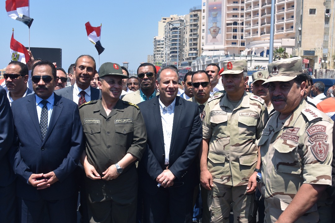 محافظ الإسكندرية وقيادات المحافظة خلال افتتاح الكوبرى