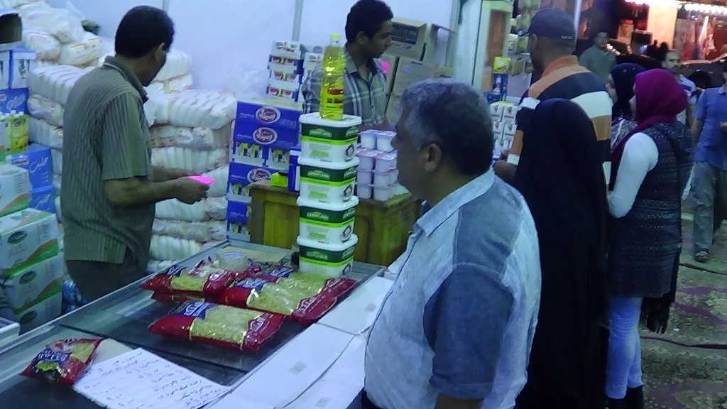مدير تموين مطروح يتابع حركة البيع معرض أهلا رمضان