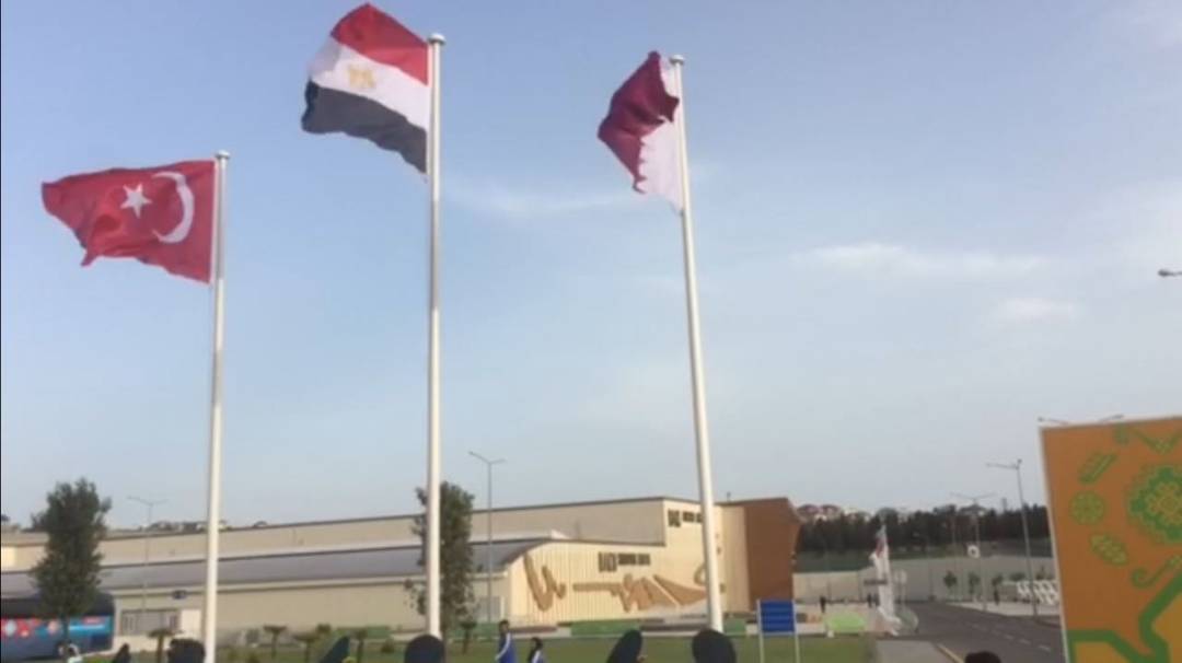 علم مصر يعلو علمى قطر وتركيا